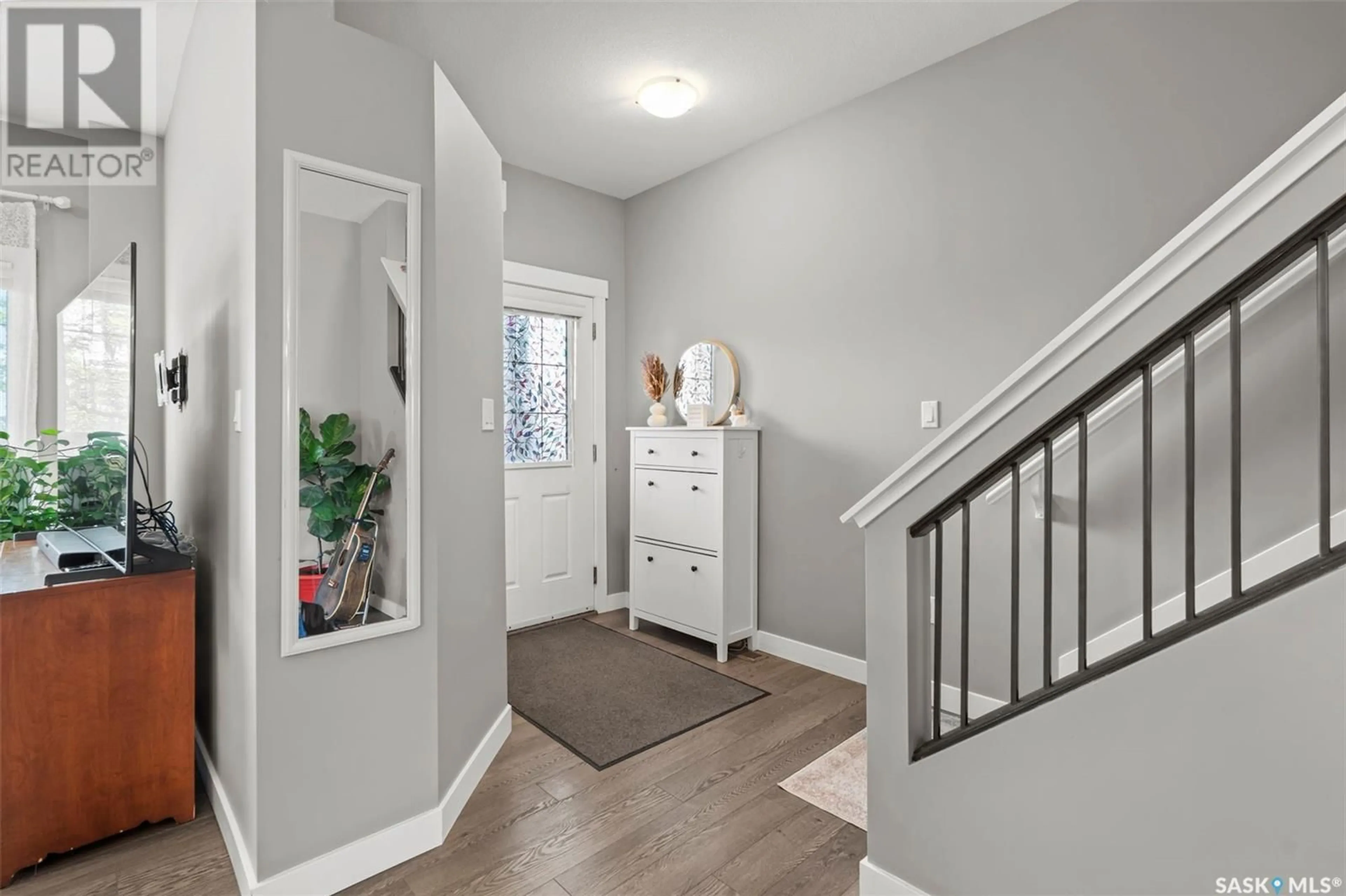 Indoor entryway for 4013 CENTENNIAL DRIVE, Saskatoon Saskatchewan S7L6R7