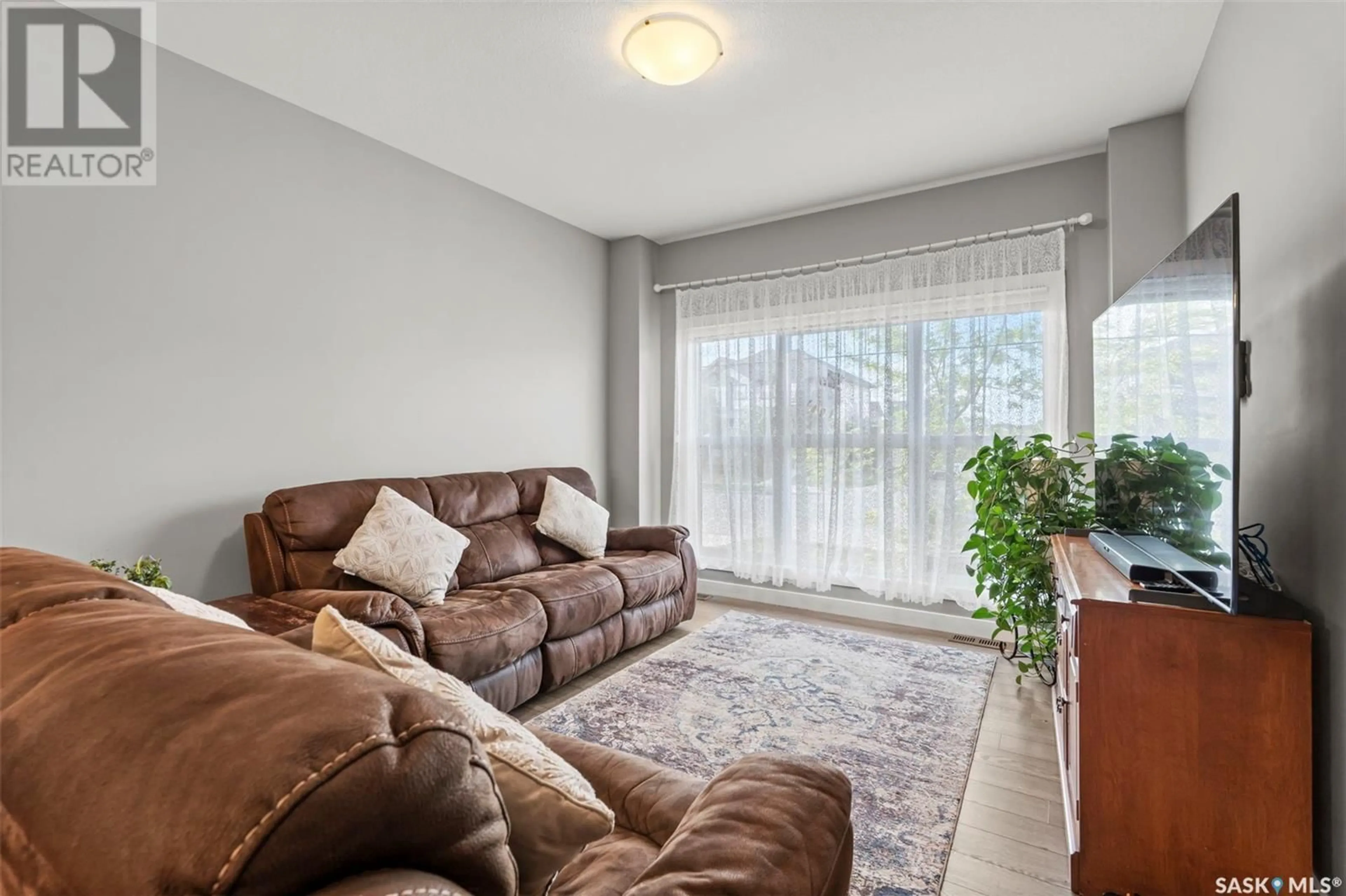 Living room with furniture, unknown for 4013 CENTENNIAL DRIVE, Saskatoon Saskatchewan S7L6R7