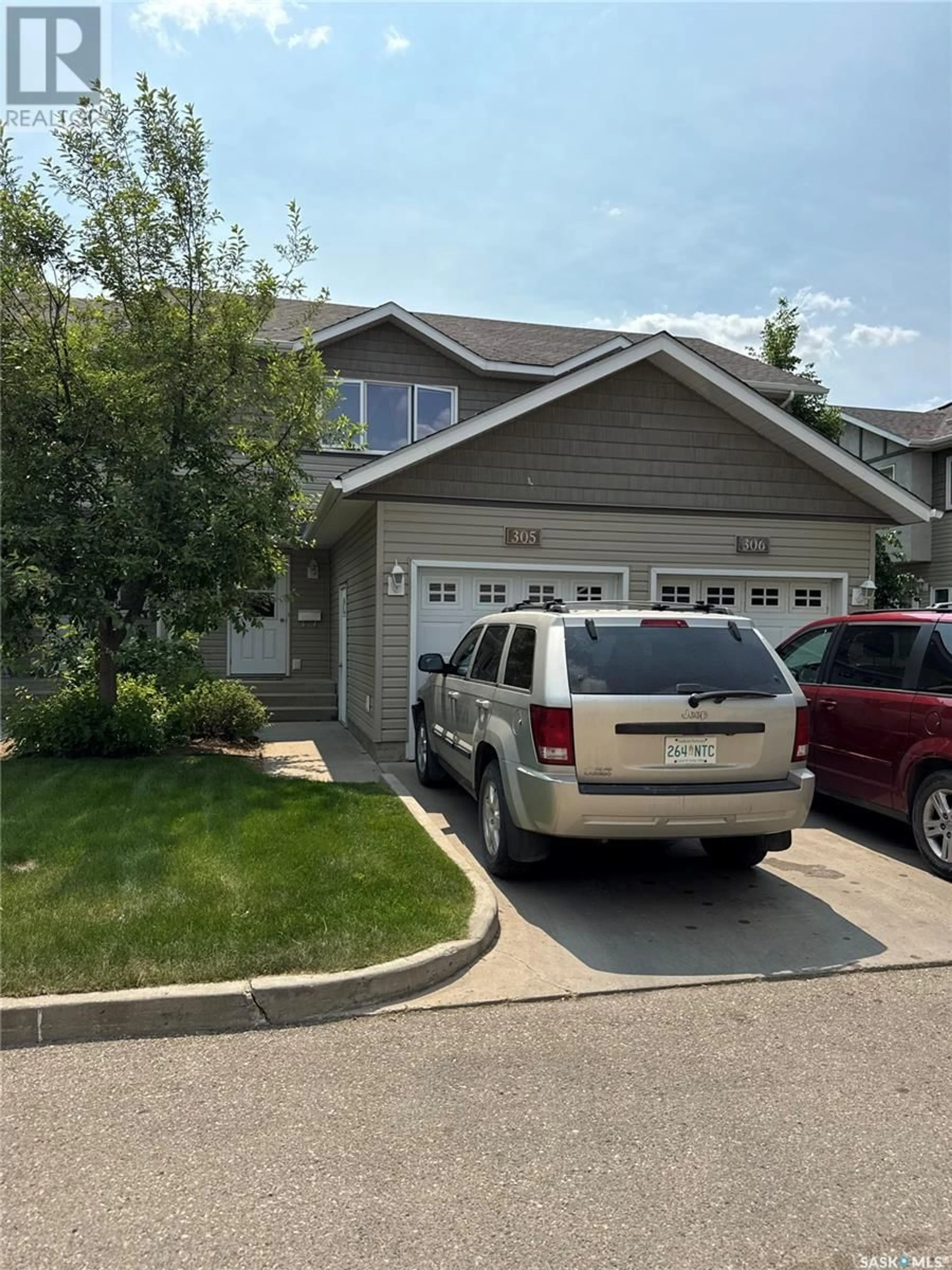 Home with vinyl exterior material, street for 305 - 715 HART ROAD, Saskatoon Saskatchewan S7M3Y7