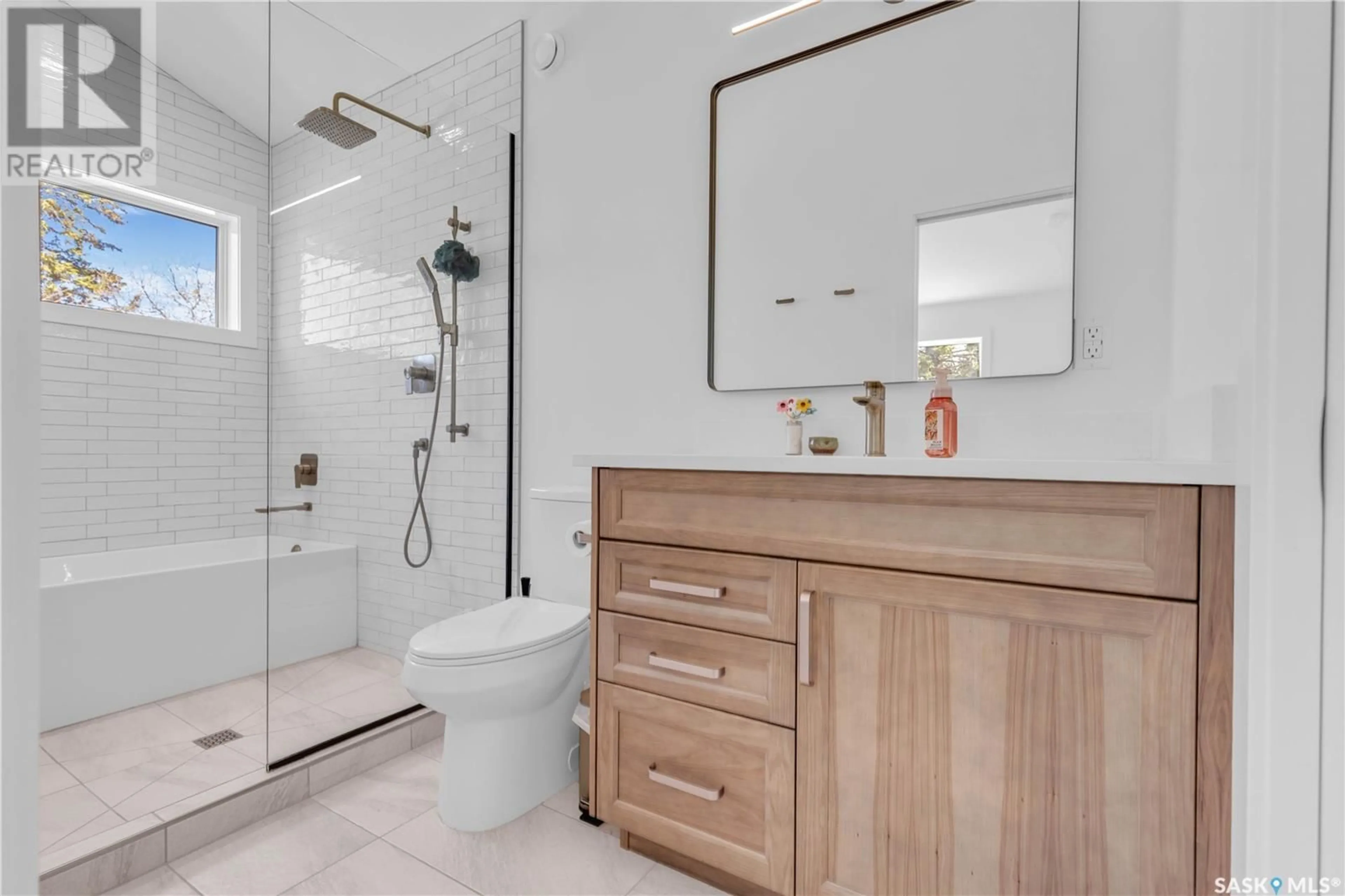 Contemporary bathroom, ceramic/tile floor for 1603 COY AVENUE, Saskatoon Saskatchewan S7M0H5