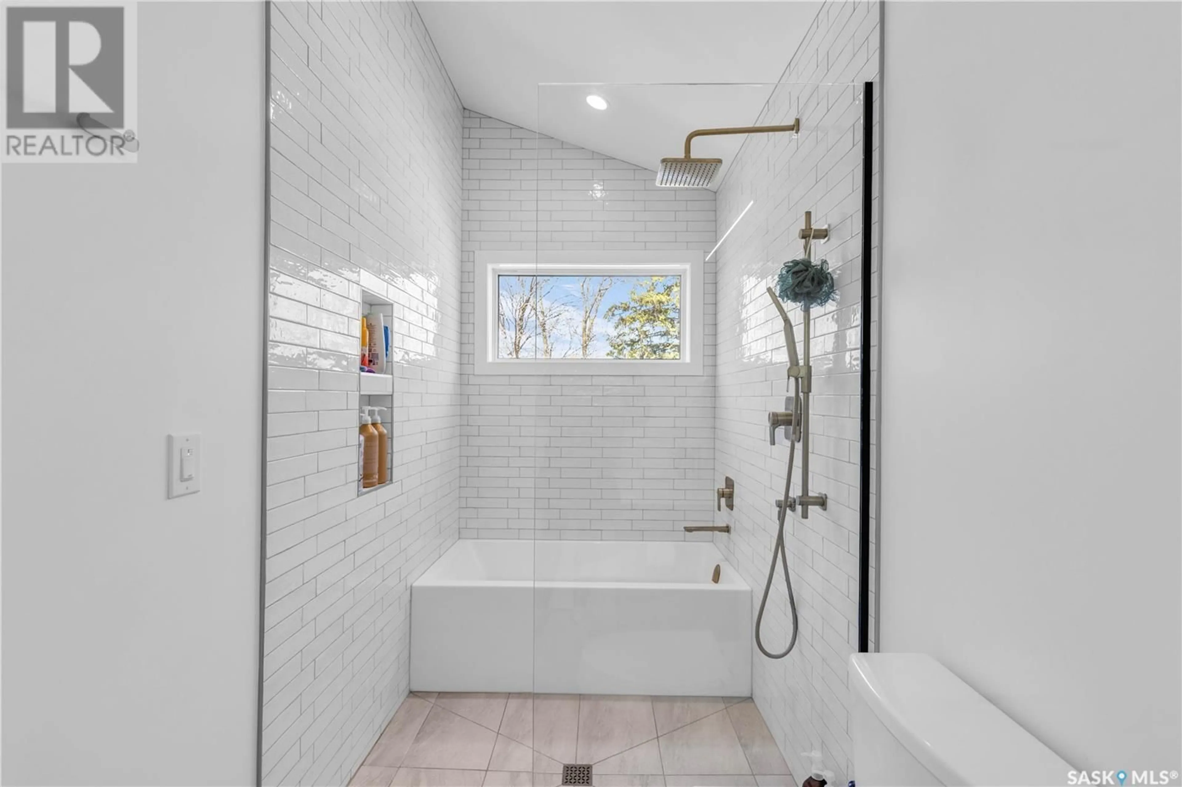 Contemporary bathroom, ceramic/tile floor for 1603 COY AVENUE, Saskatoon Saskatchewan S7M0H5