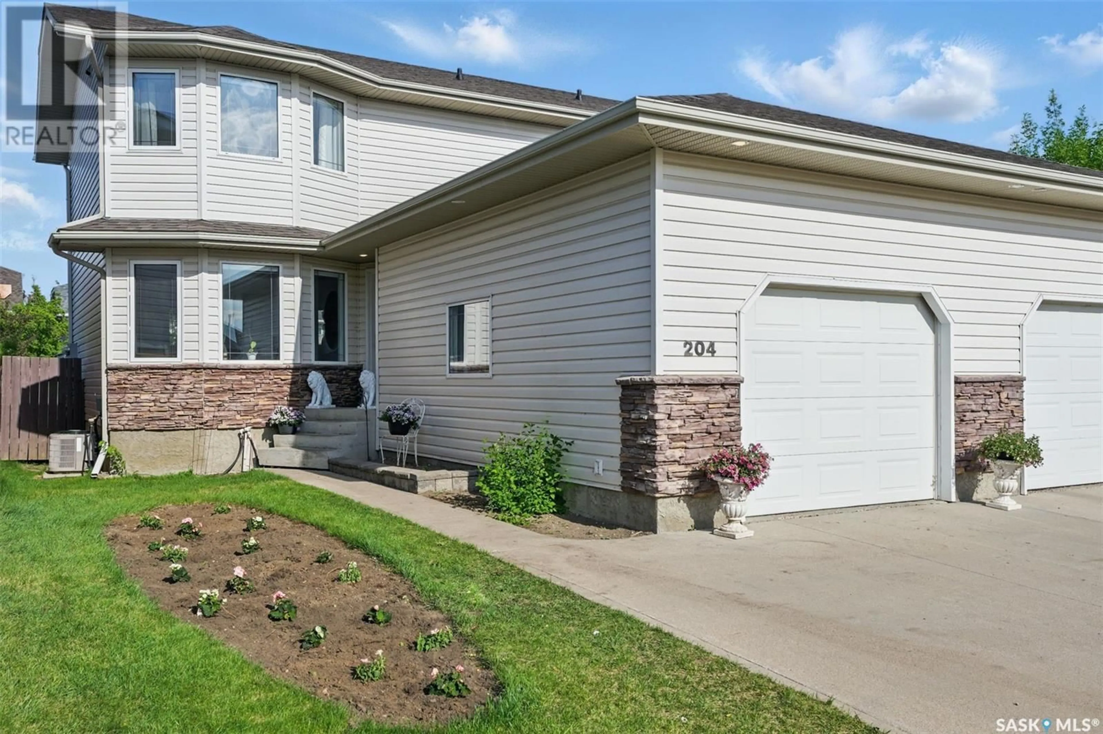 Home with vinyl exterior material, street for 204 CRYSTAL VILLA, Warman Saskatchewan S0K0A1