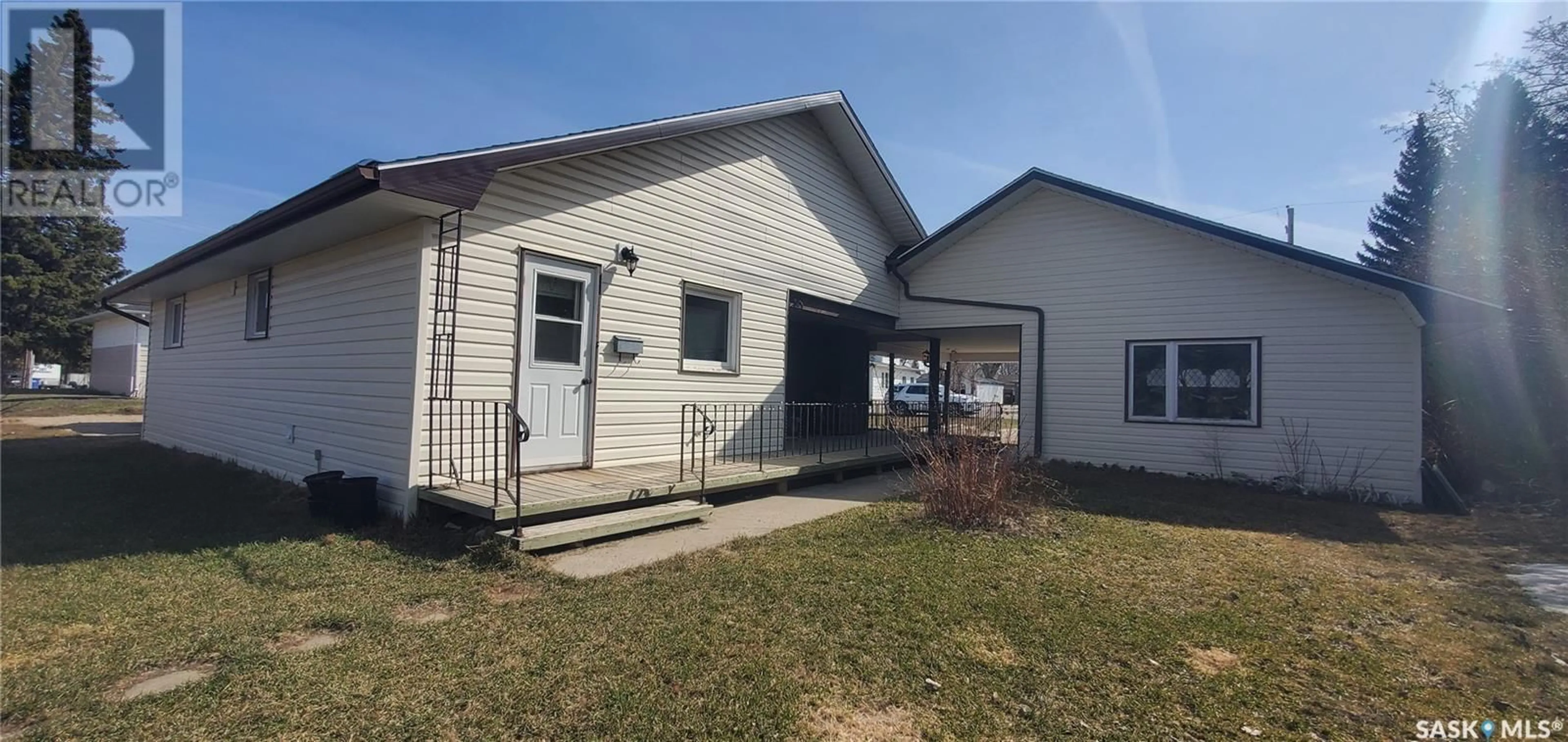 Home with vinyl exterior material, building for 806 GARNET STREET, Grenfell Saskatchewan S0G2B0