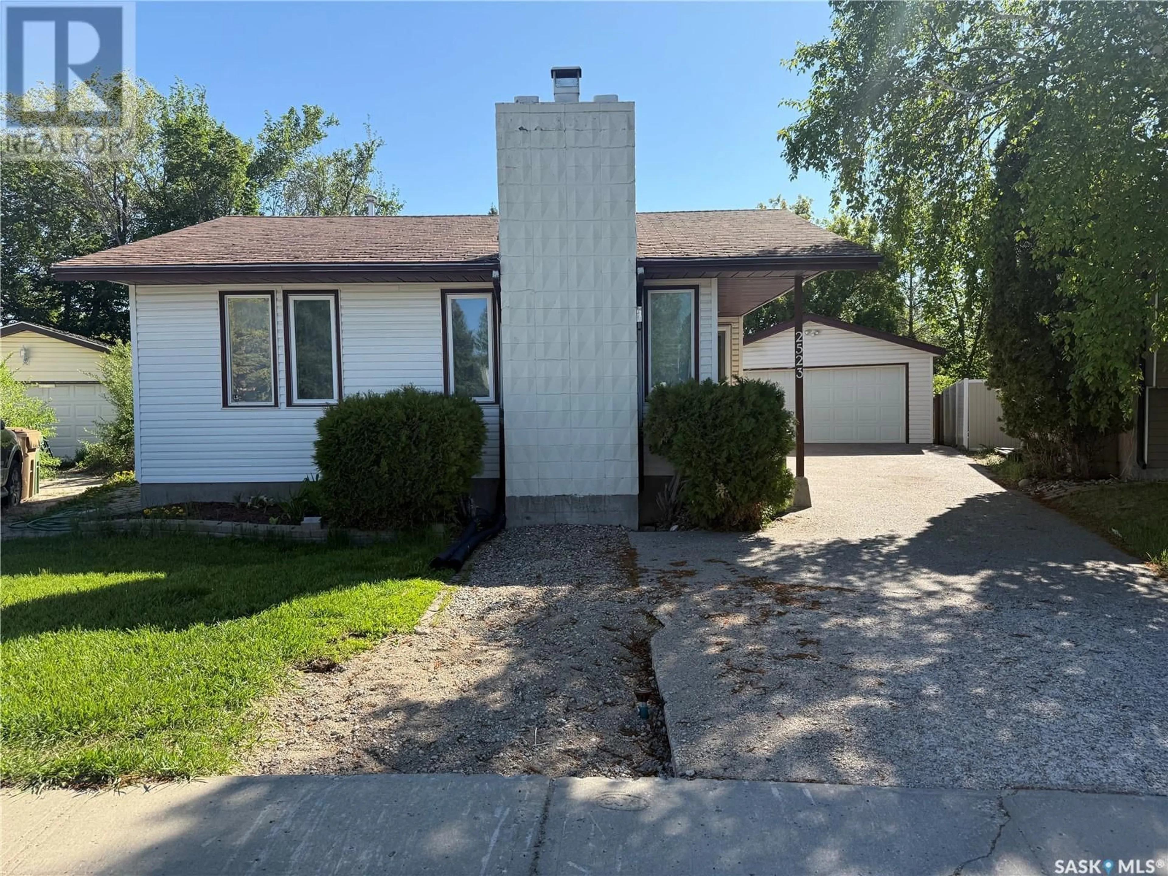 Home with vinyl exterior material, street for Bay - 2523 GRIFFIN BAY, Regina Saskatchewan S4N5Y7
