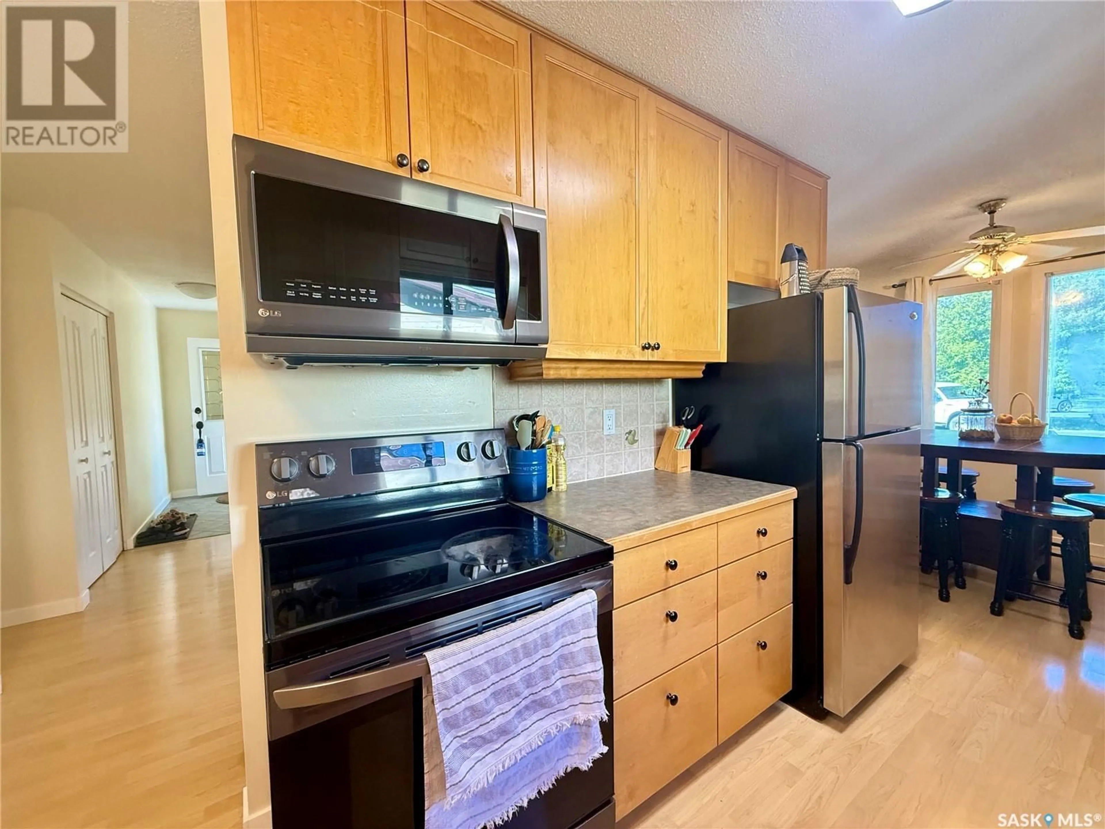 Standard kitchen, unknown for Bay - 2523 GRIFFIN BAY, Regina Saskatchewan S4N5Y7