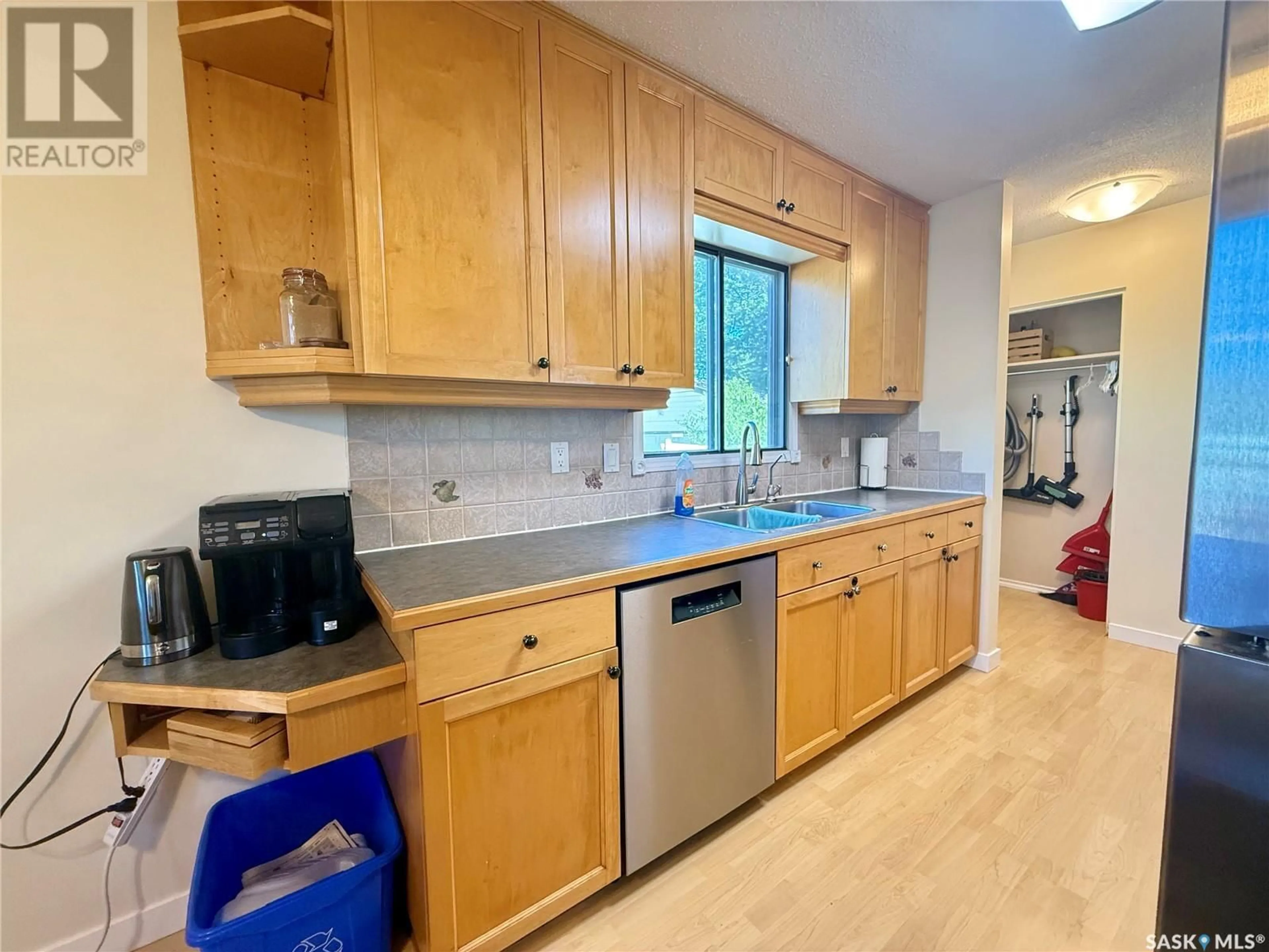 Standard kitchen, unknown for Bay - 2523 GRIFFIN BAY, Regina Saskatchewan S4N5Y7