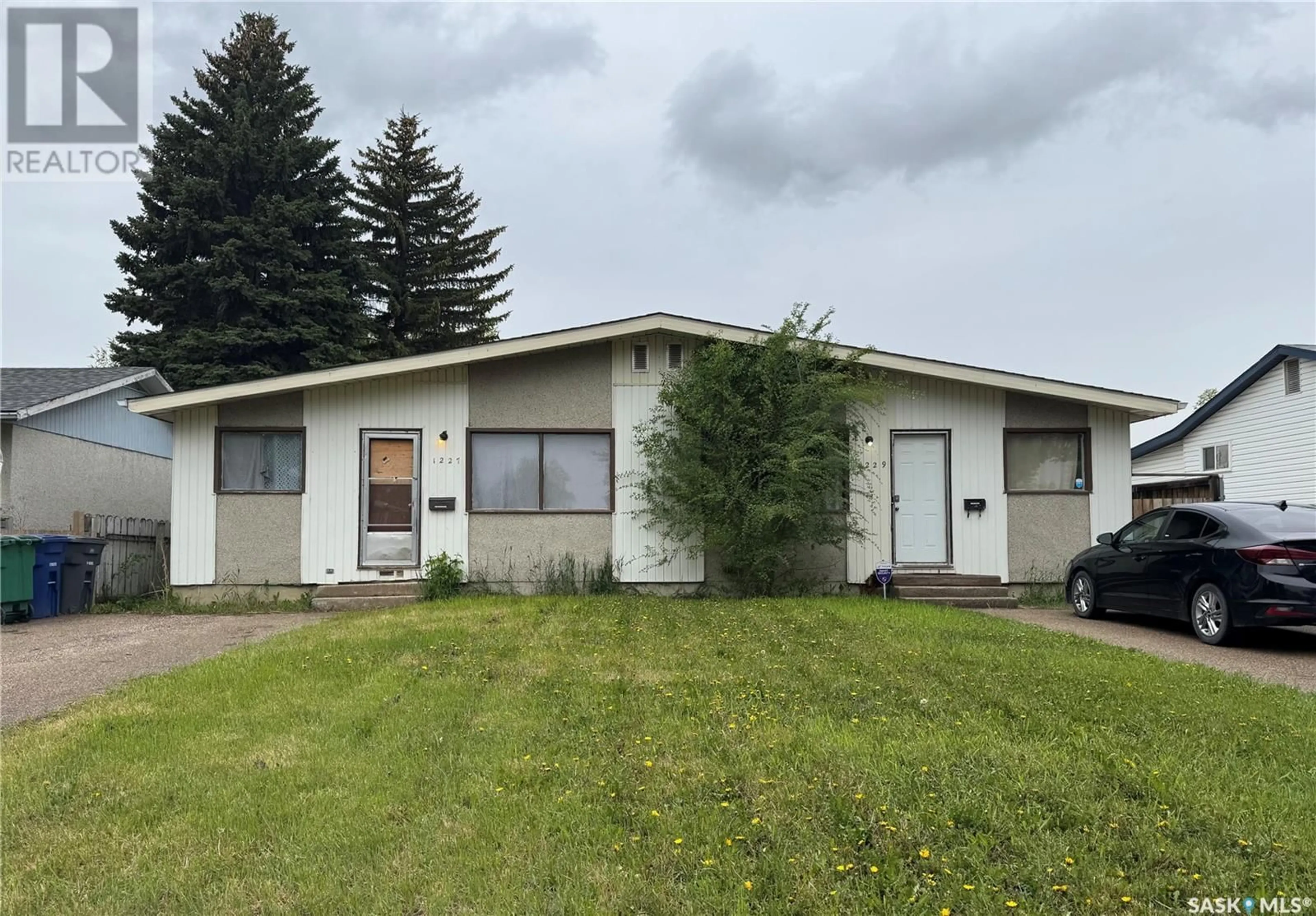 Home with vinyl exterior material, unknown for 1227-1229 W AVENUE, Saskatoon Saskatchewan S7L3J2