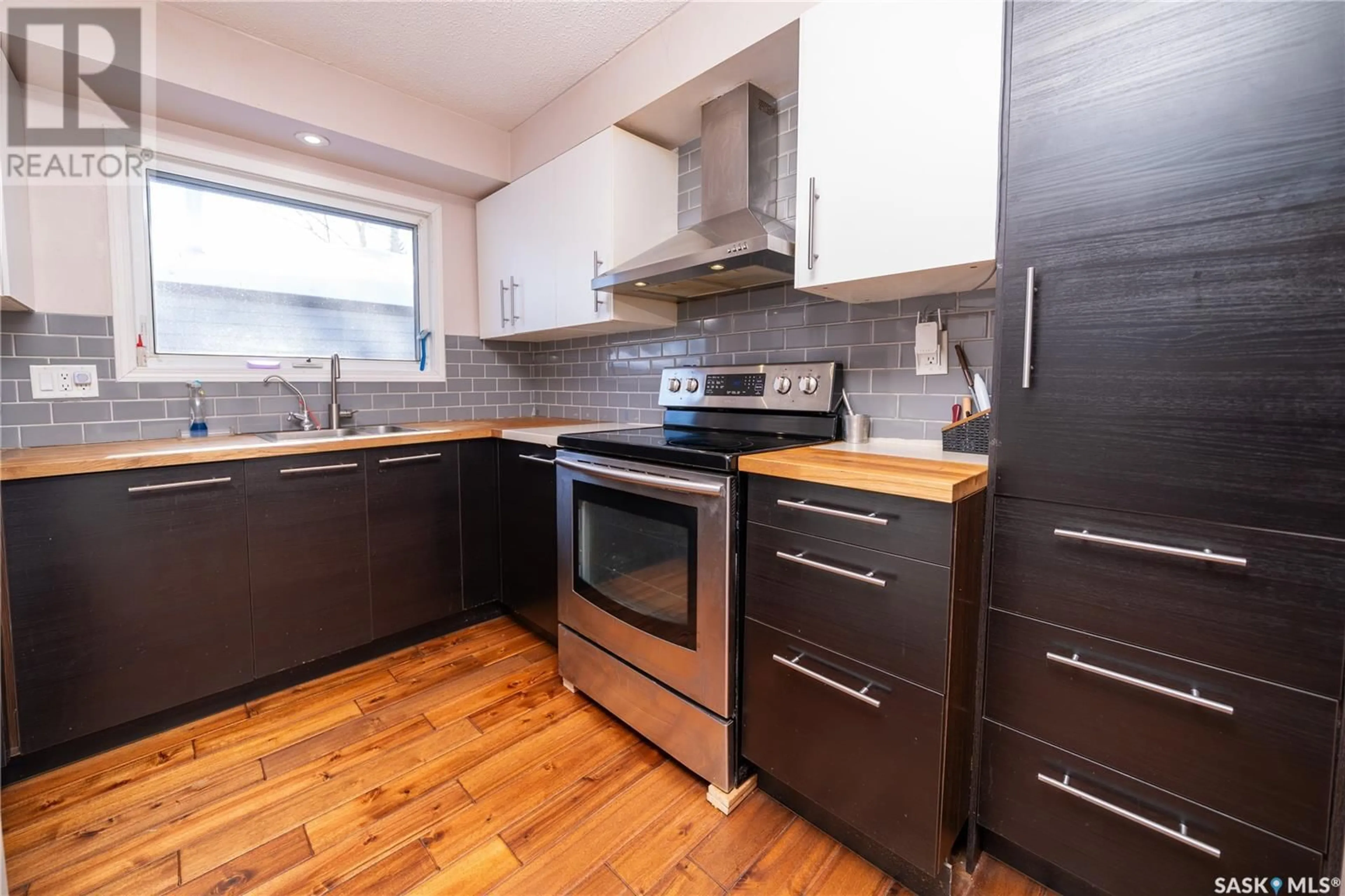 Standard kitchen, wood/laminate floor for 1405 MACPHERSON AVENUE, Regina Saskatchewan S4S4E1