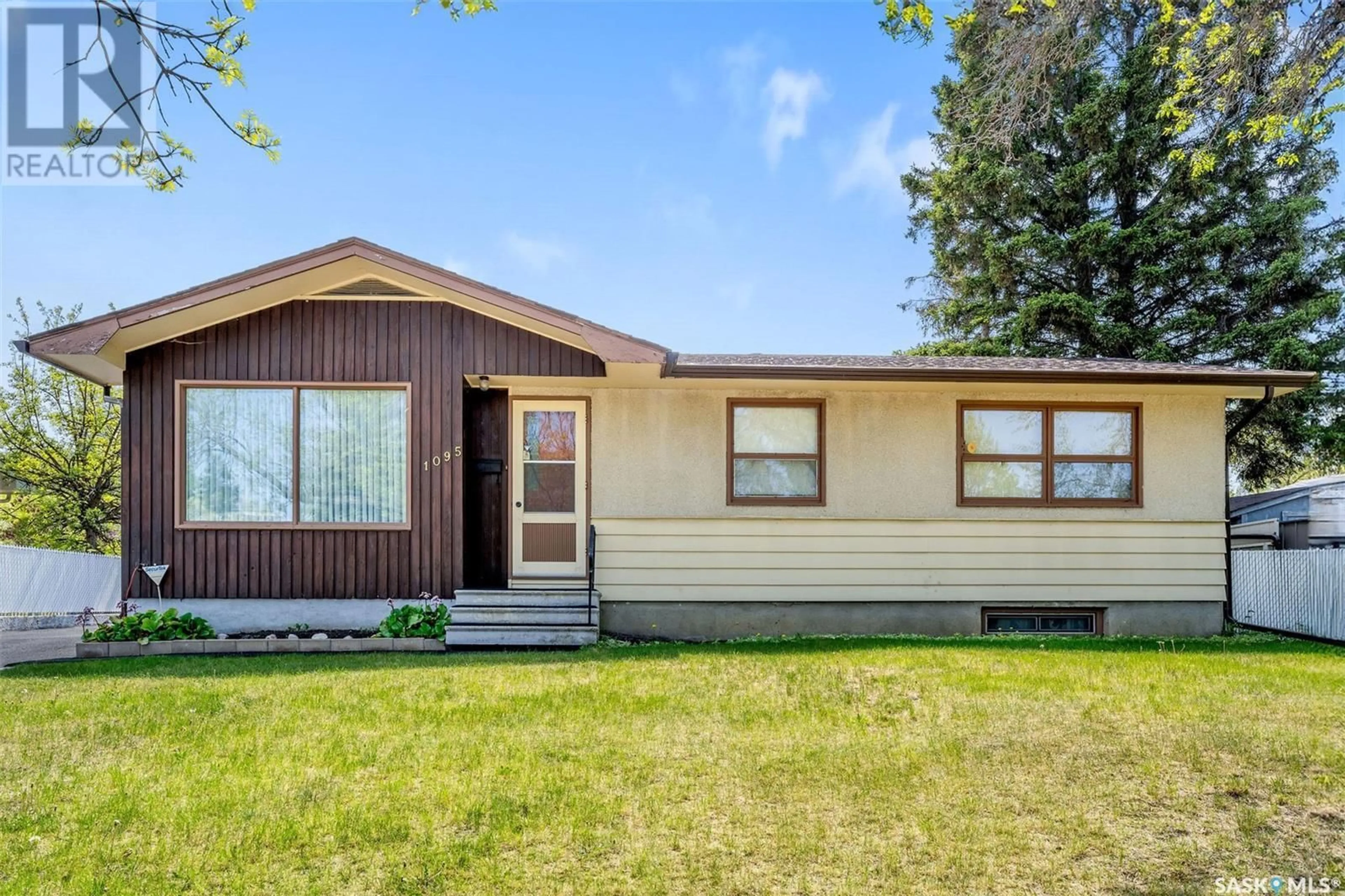 Home with vinyl exterior material, unknown for 1095 BRADSHAW PLACE, Prince Albert Saskatchewan S6V3L9