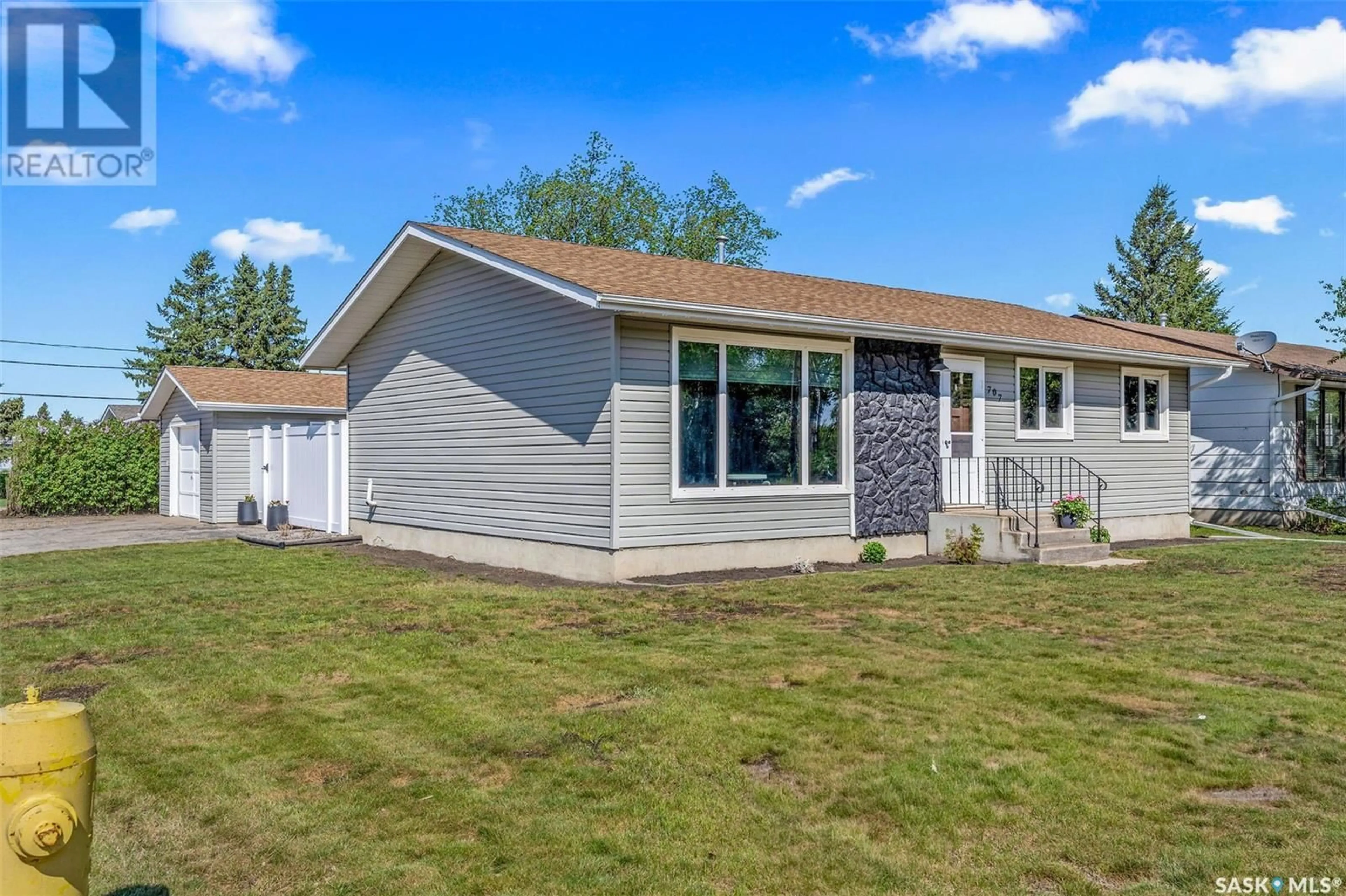 Home with vinyl exterior material, unknown for 707 BROADWAY AVENUE, Melfort Saskatchewan S0E1A0