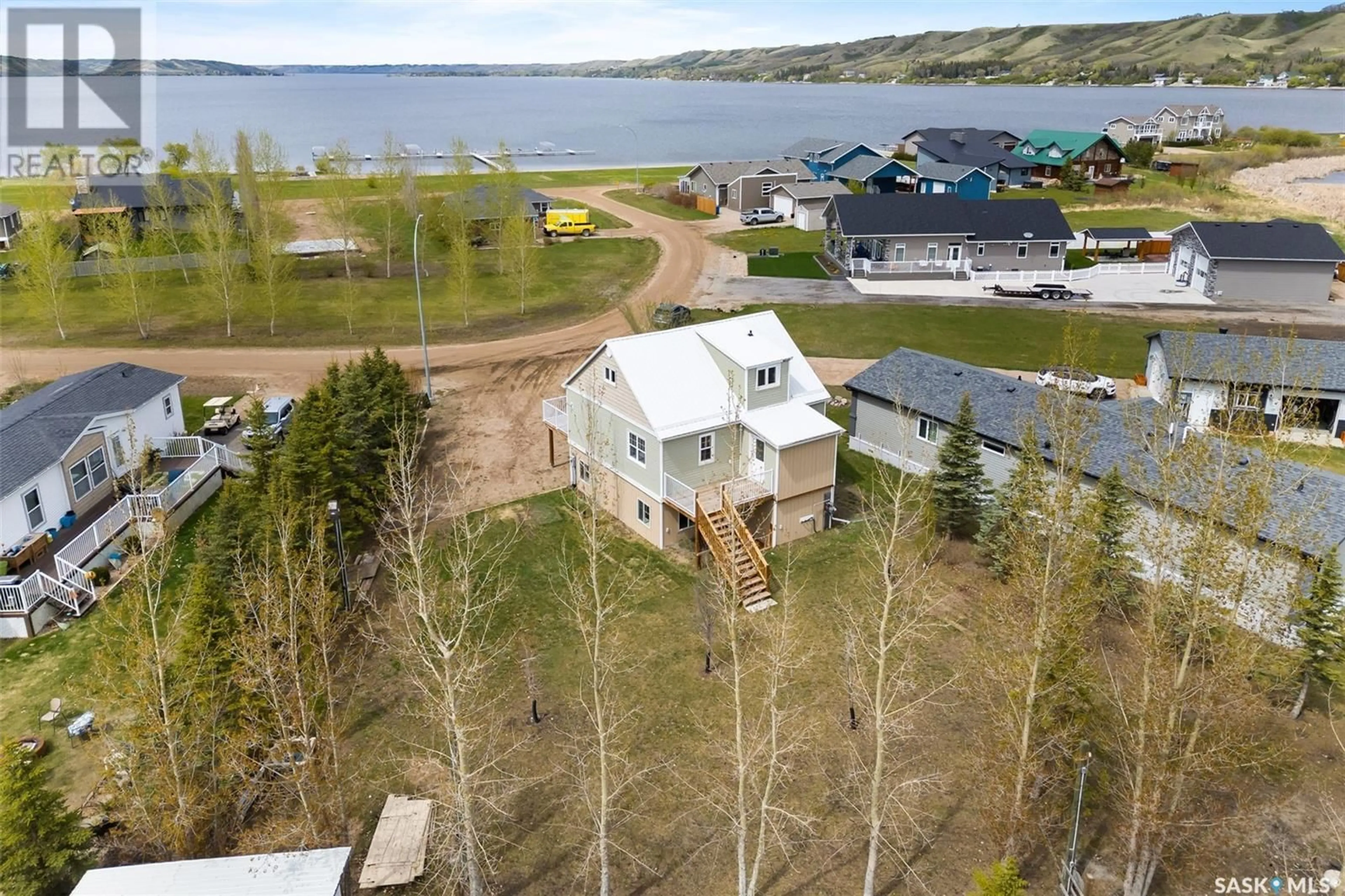 A pic from outside/outdoor area/front of a property/back of a property/a pic from drone, water/lake/river/ocean view for 10 LOUISE CRESCENT, Katepwa Beach Saskatchewan S0G2K0