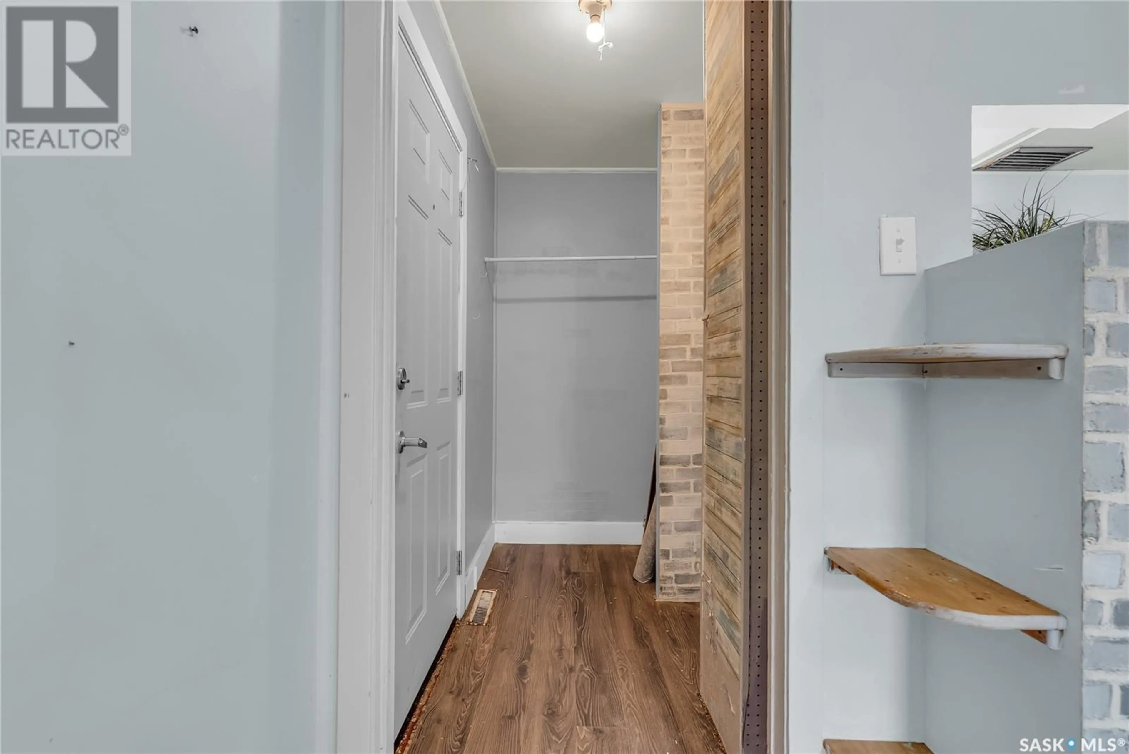 Indoor entryway for 433 4TH STREET, Saskatoon Saskatchewan S7H1J4