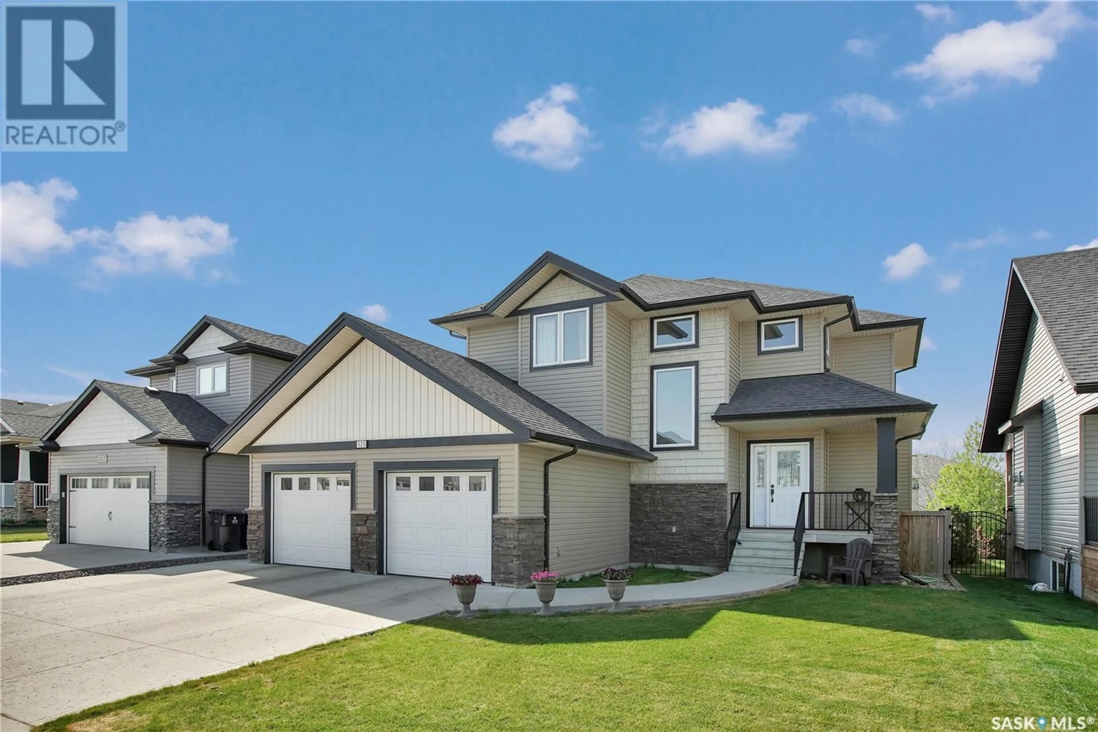 Home with vinyl exterior material, street for 525 REDWOOD CRESCENT, Warman Saskatchewan S0K4S2