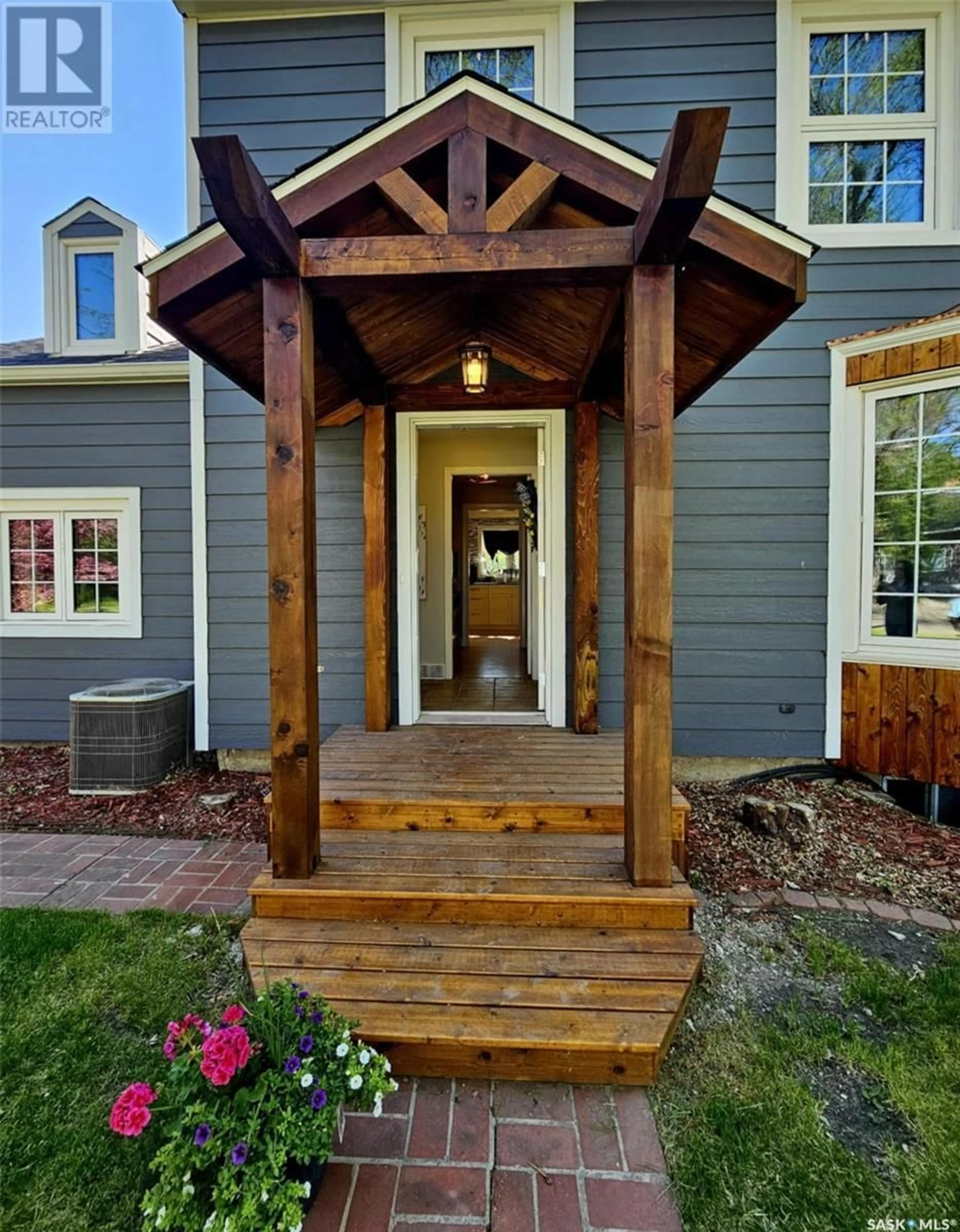 Indoor entryway for 153 2ND AVENUE, Yorkton Saskatchewan S3N1G5