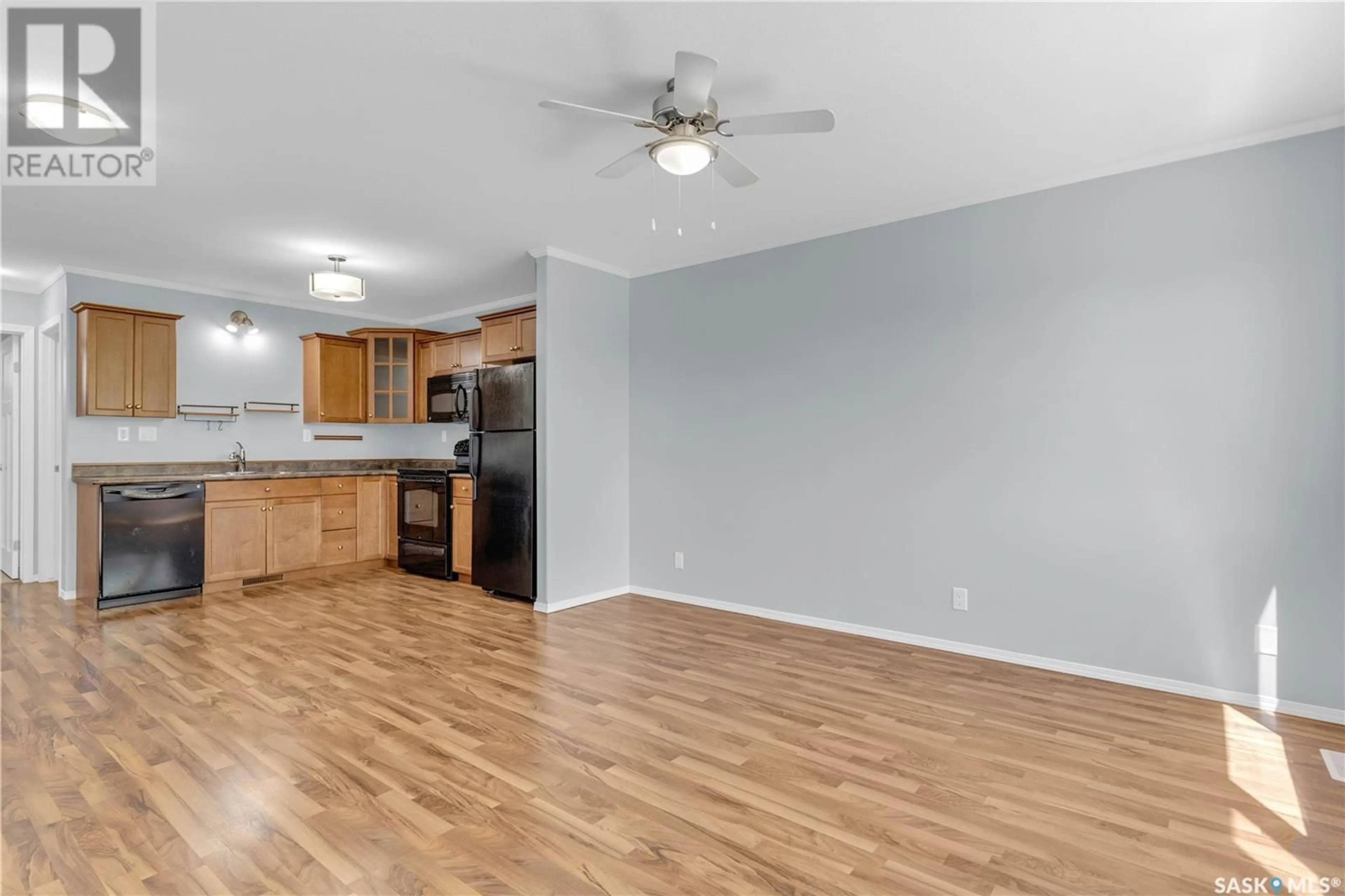 Open concept kitchen, wood/laminate floor for 309 - 1022 HAMPTON CIRCLE, Saskatoon Saskatchewan S7R0K4