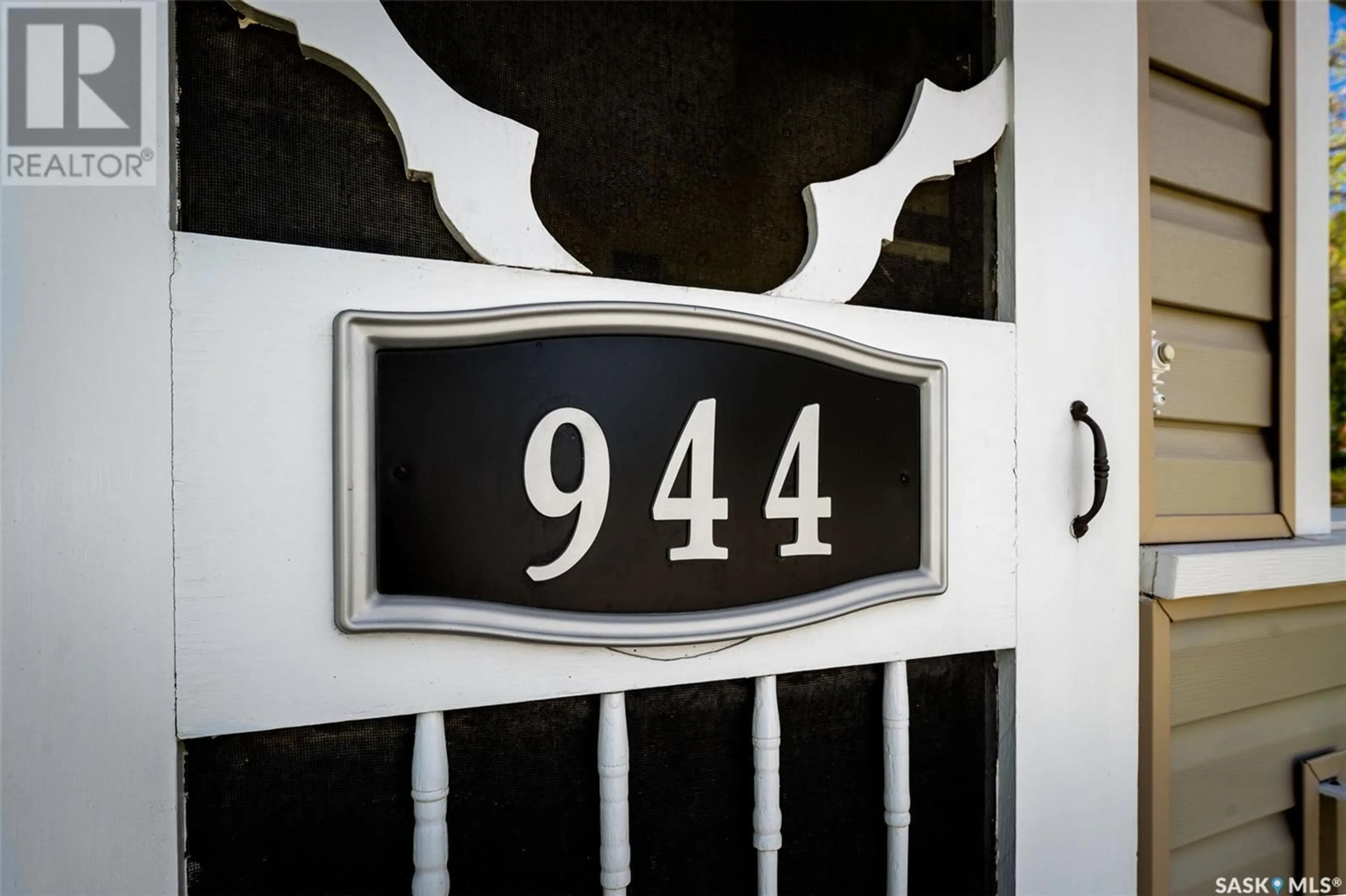 Indoor entryway for 944 ALDER AVENUE, Moose Jaw Saskatchewan S6H0Y1