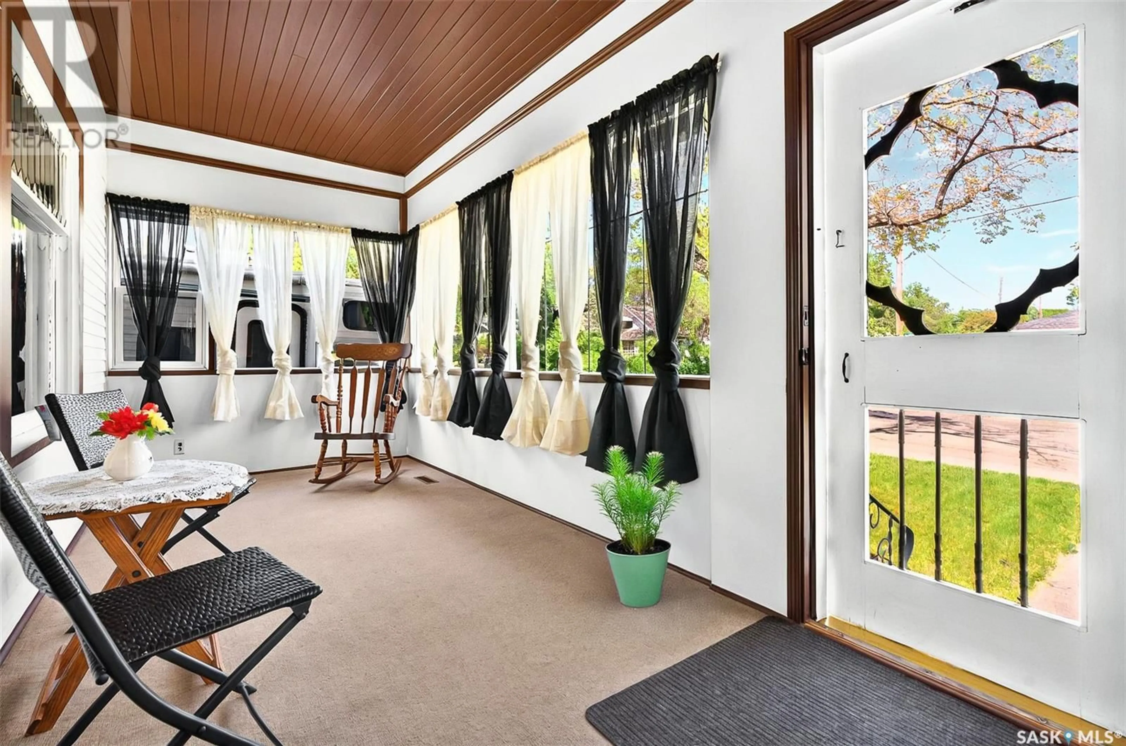 Indoor entryway for 944 ALDER AVENUE, Moose Jaw Saskatchewan S6H0Y1