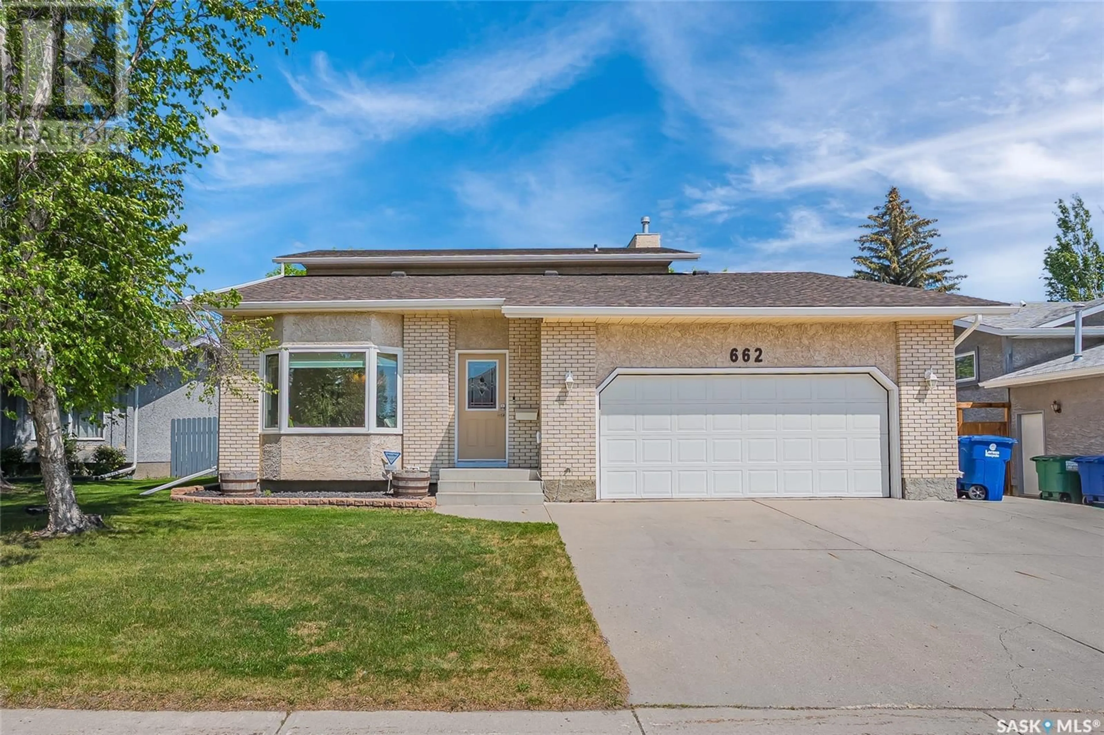 Home with vinyl exterior material, street for 662 WHITESWAN DRIVE, Saskatoon Saskatchewan S7K8A3