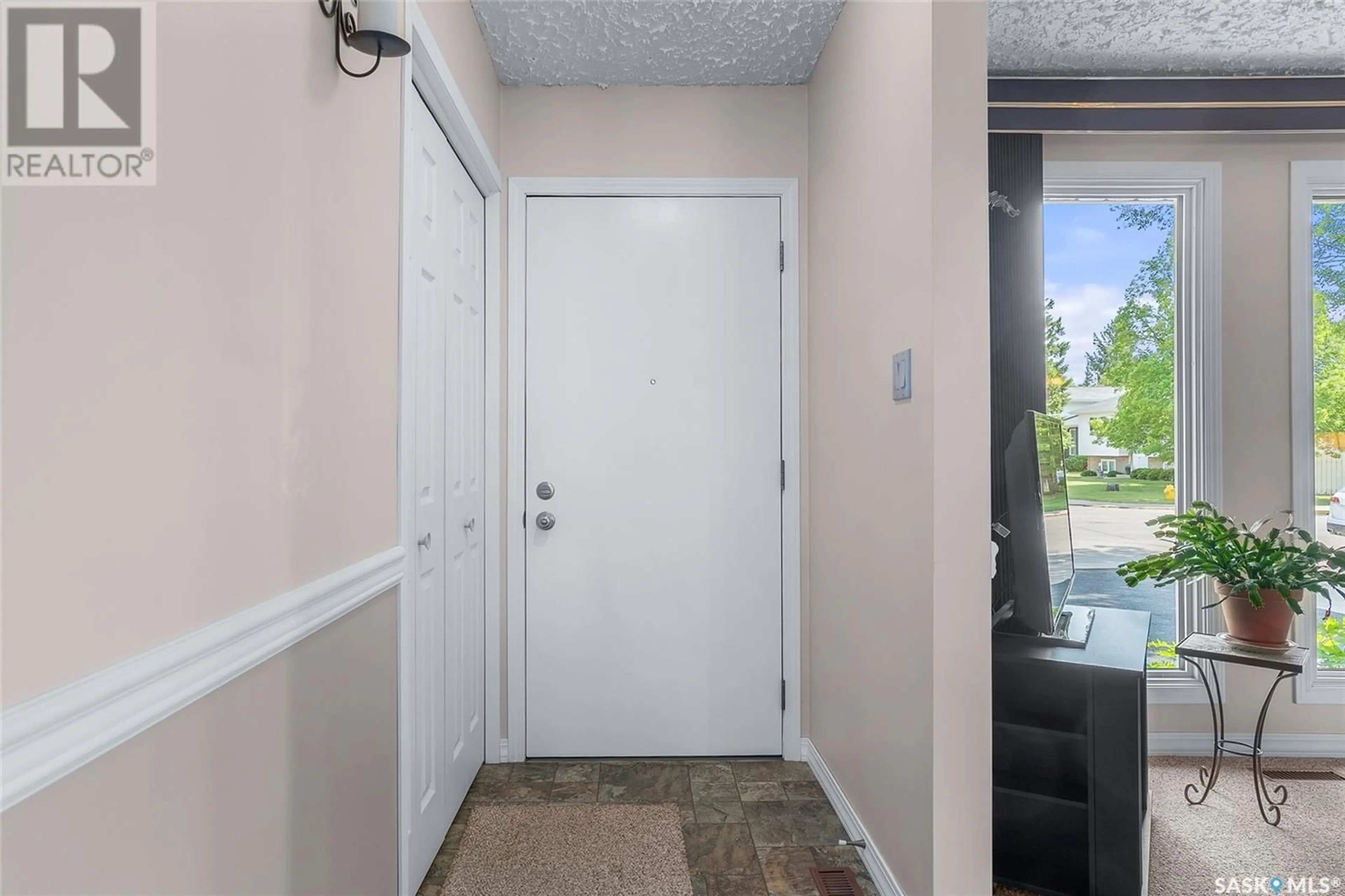 Indoor entryway for 518 FORRESTER ROAD, Saskatoon Saskatchewan S7M4G6