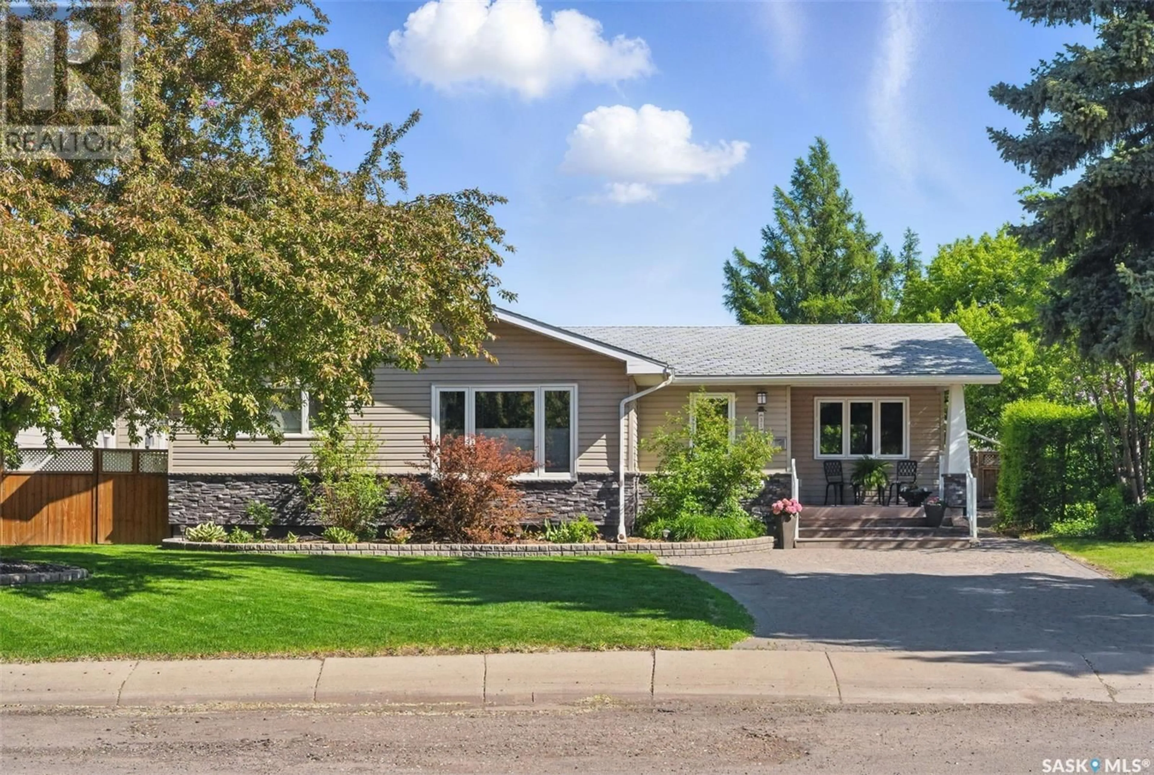Home with vinyl exterior material, street for 31 MOXON CRESCENT, Saskatoon Saskatchewan S7H3B8