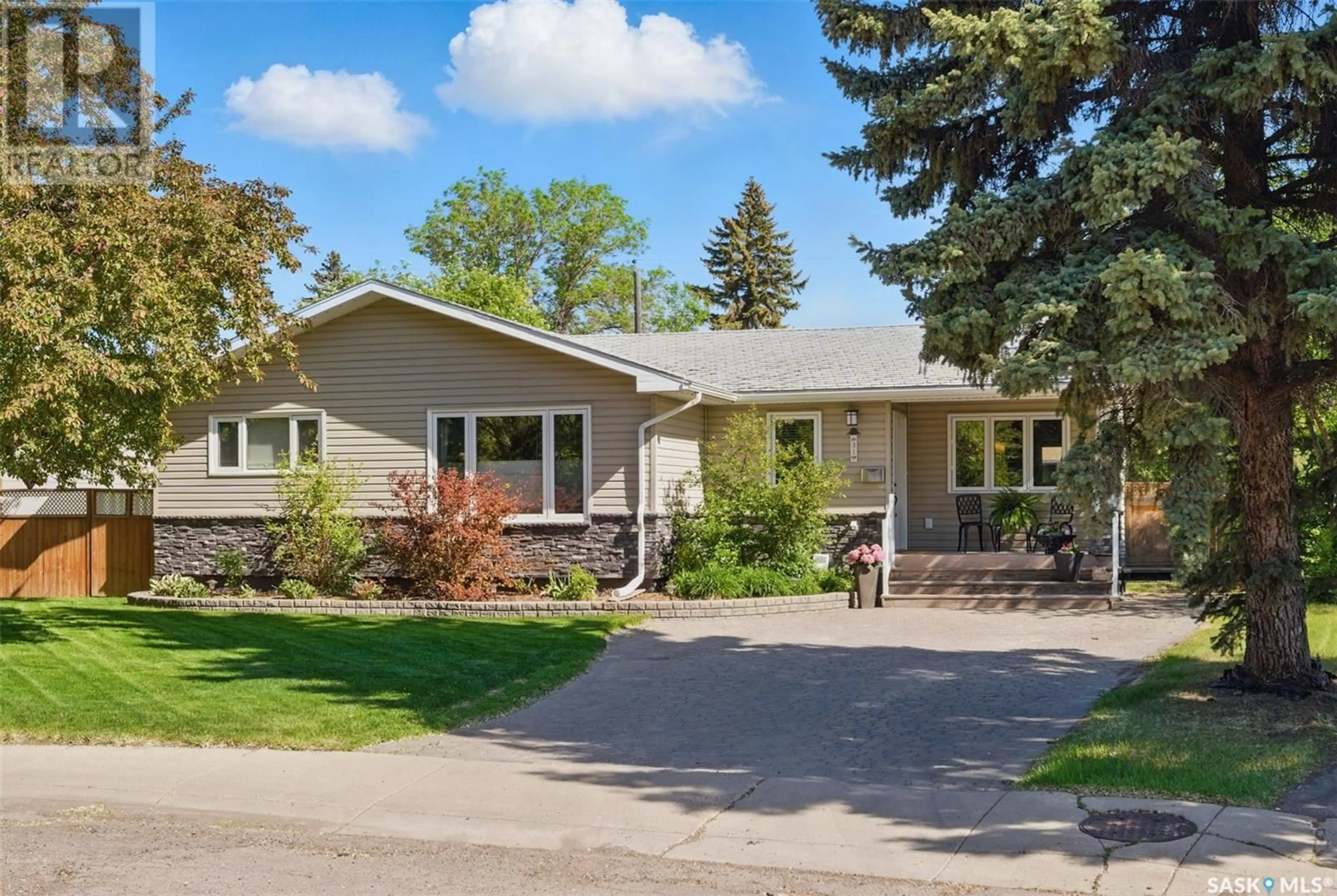 Home with vinyl exterior material, street for 31 MOXON CRESCENT, Saskatoon Saskatchewan S7H3B8