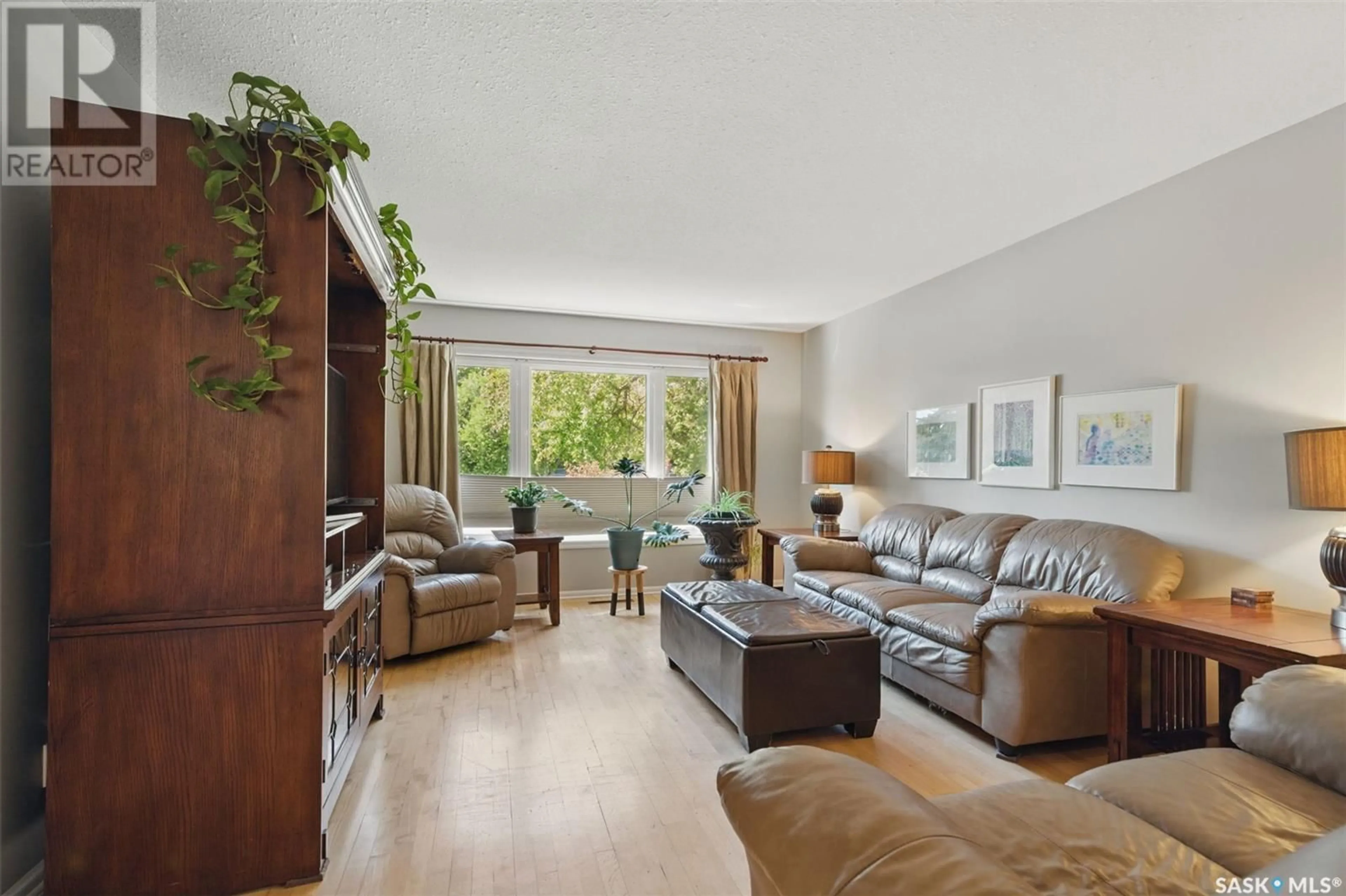Living room with furniture, unknown for 31 MOXON CRESCENT, Saskatoon Saskatchewan S7H3B8