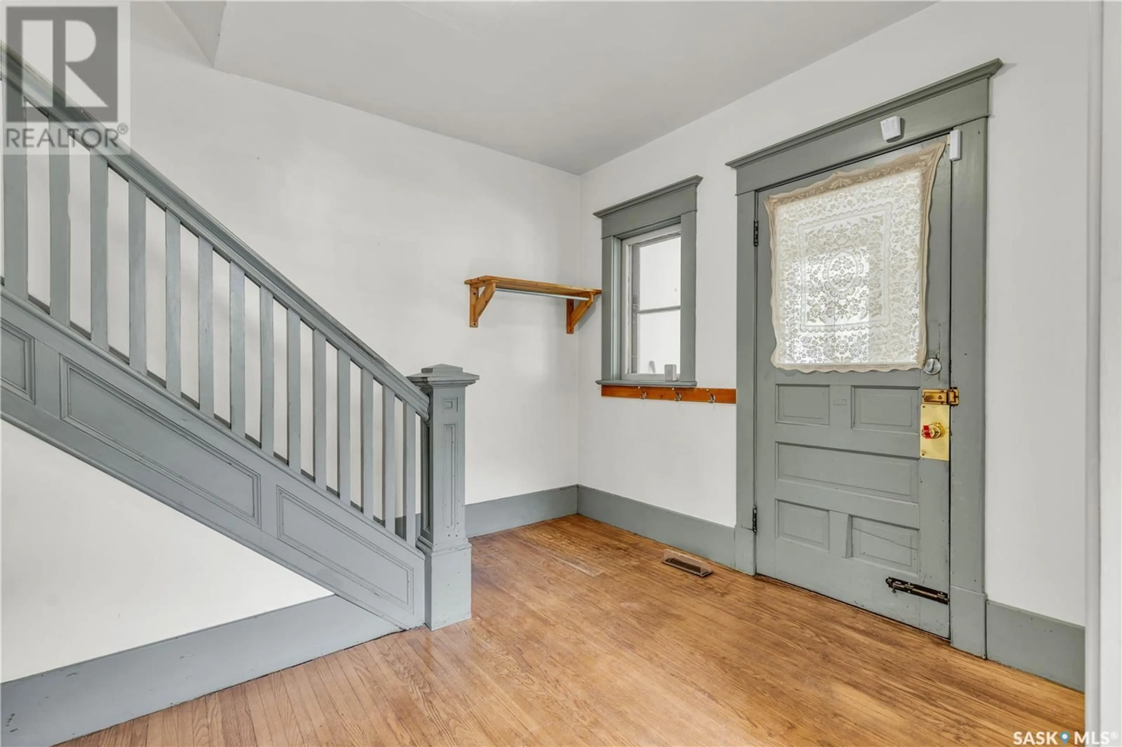 Indoor entryway for 425 E AVENUE S, Saskatoon Saskatchewan S7M1S4