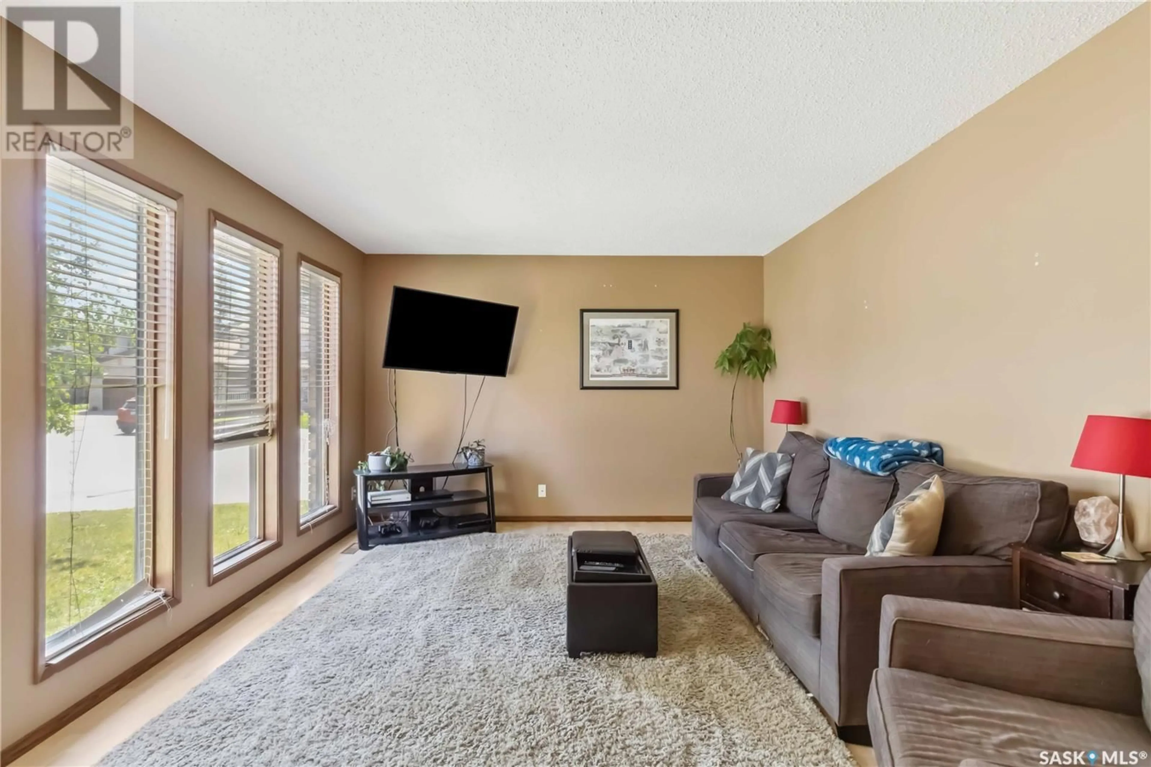 Living room with furniture, unknown for 622 WOLLASTON BAY, Saskatoon Saskatchewan S7J4C3