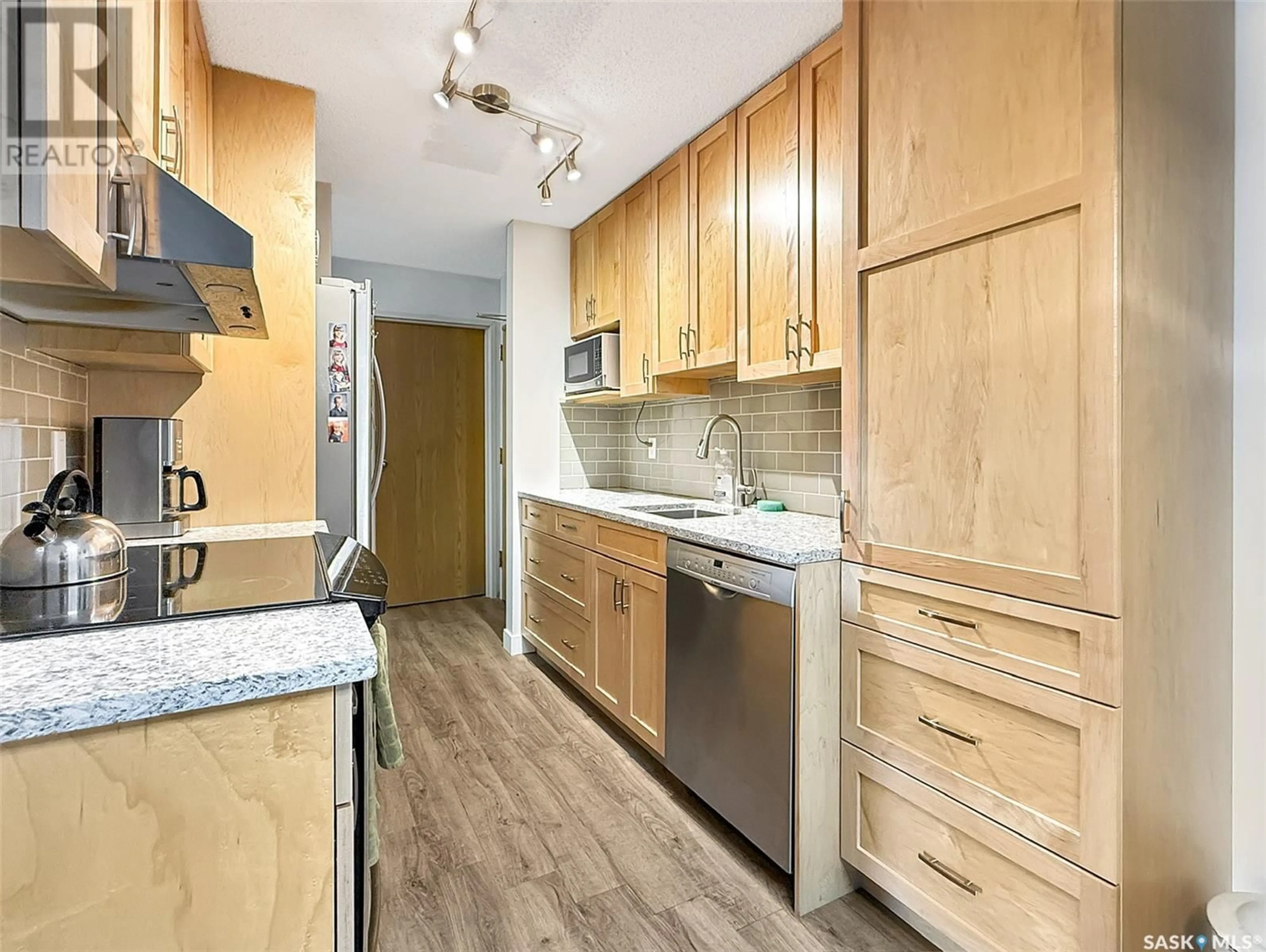 Standard kitchen, wood/laminate floor for 207 - 1110 9TH AVENUE, Swift Current Saskatchewan S9H2S9