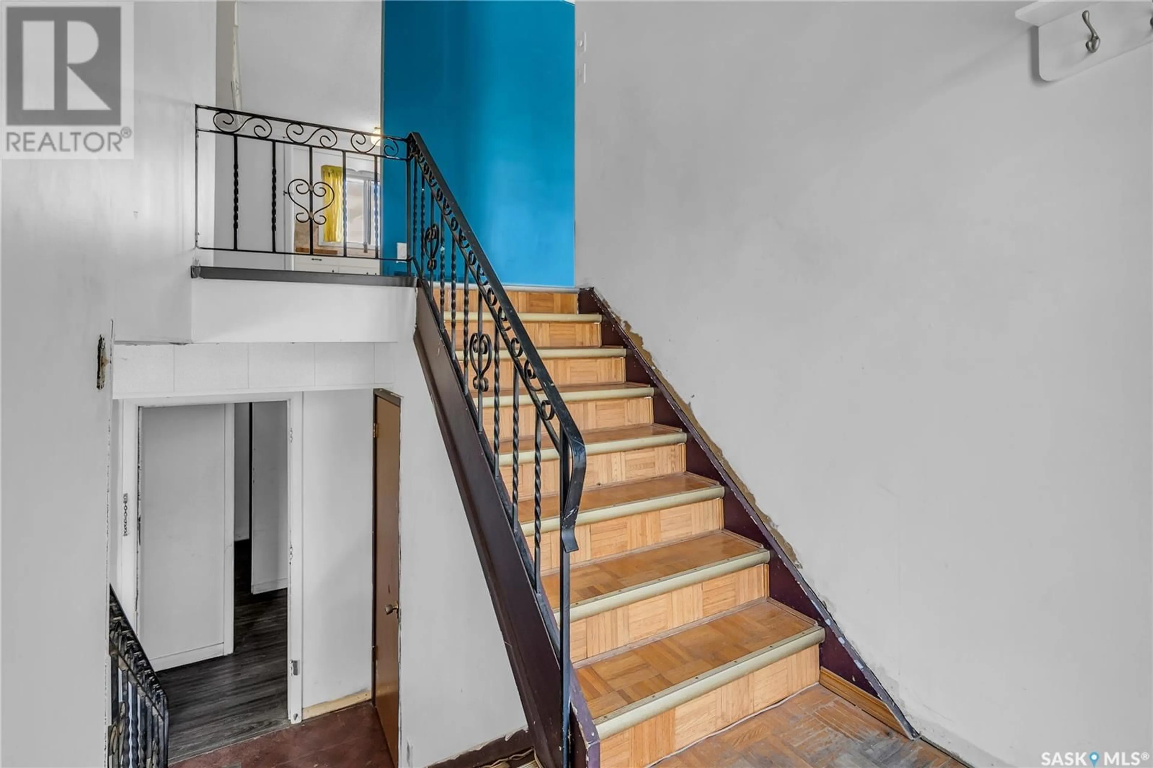 Stairs for 35 RICHMOND CRESCENT, Saskatoon Saskatchewan S7K1A7
