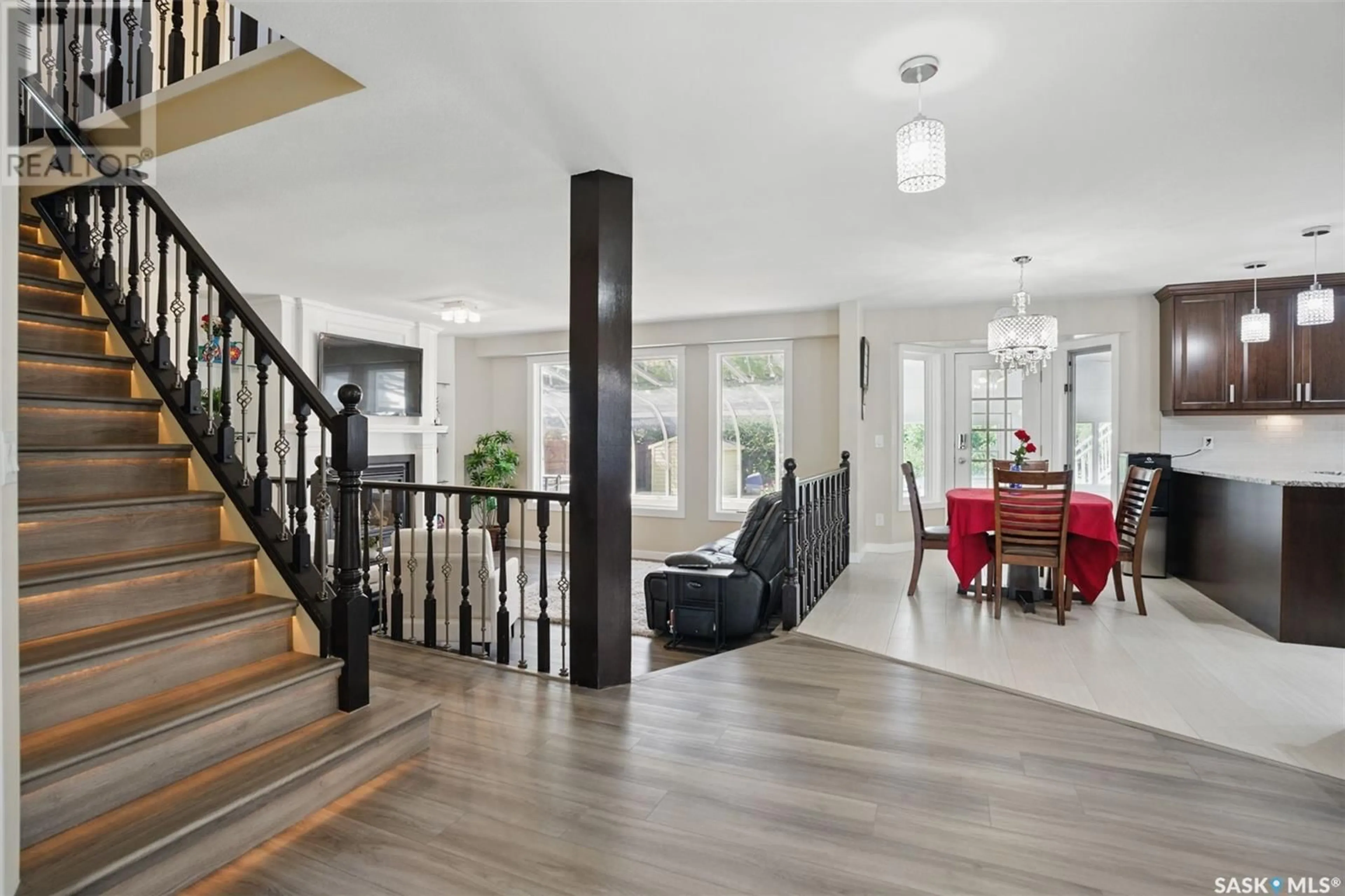 Indoor foyer for 203 MALLIN CRESCENT, Saskatoon Saskatchewan S7K7W8