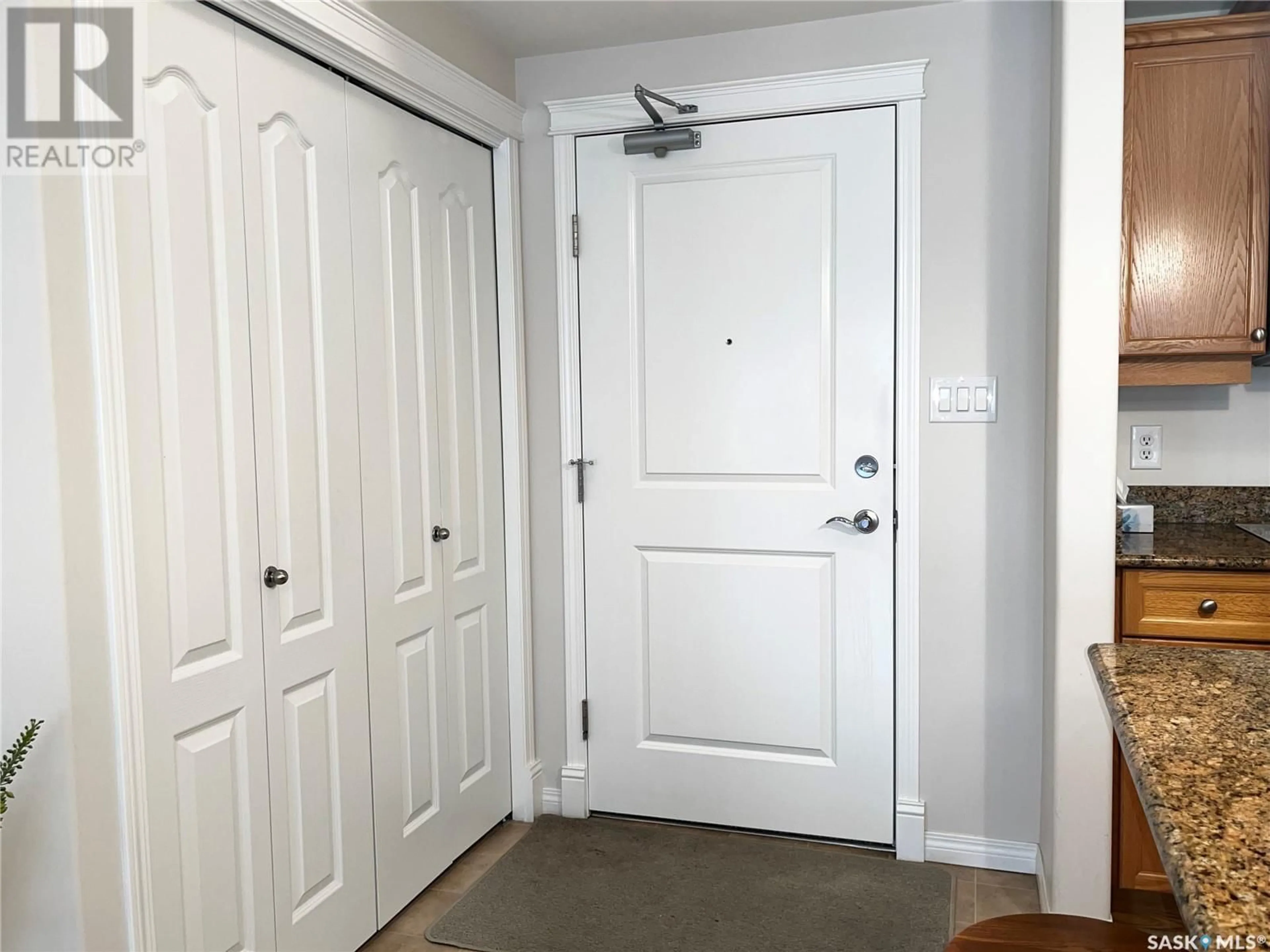 Indoor entryway for 210 106 ARMISTICE WAY, Saskatoon Saskatchewan S7J2H4