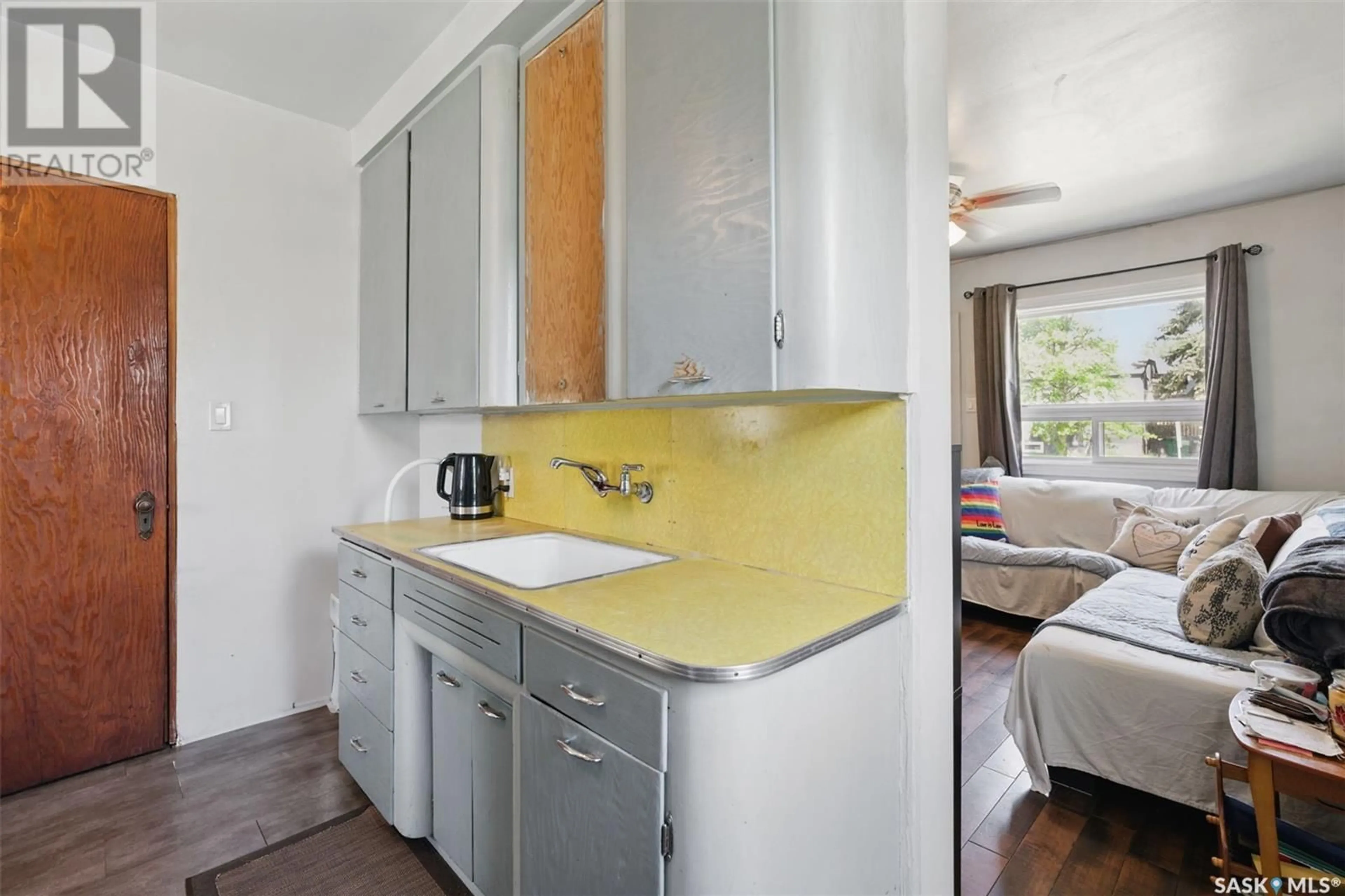 Standard kitchen, unknown for 1001 23RD STREET, Saskatoon Saskatchewan S7L0A6