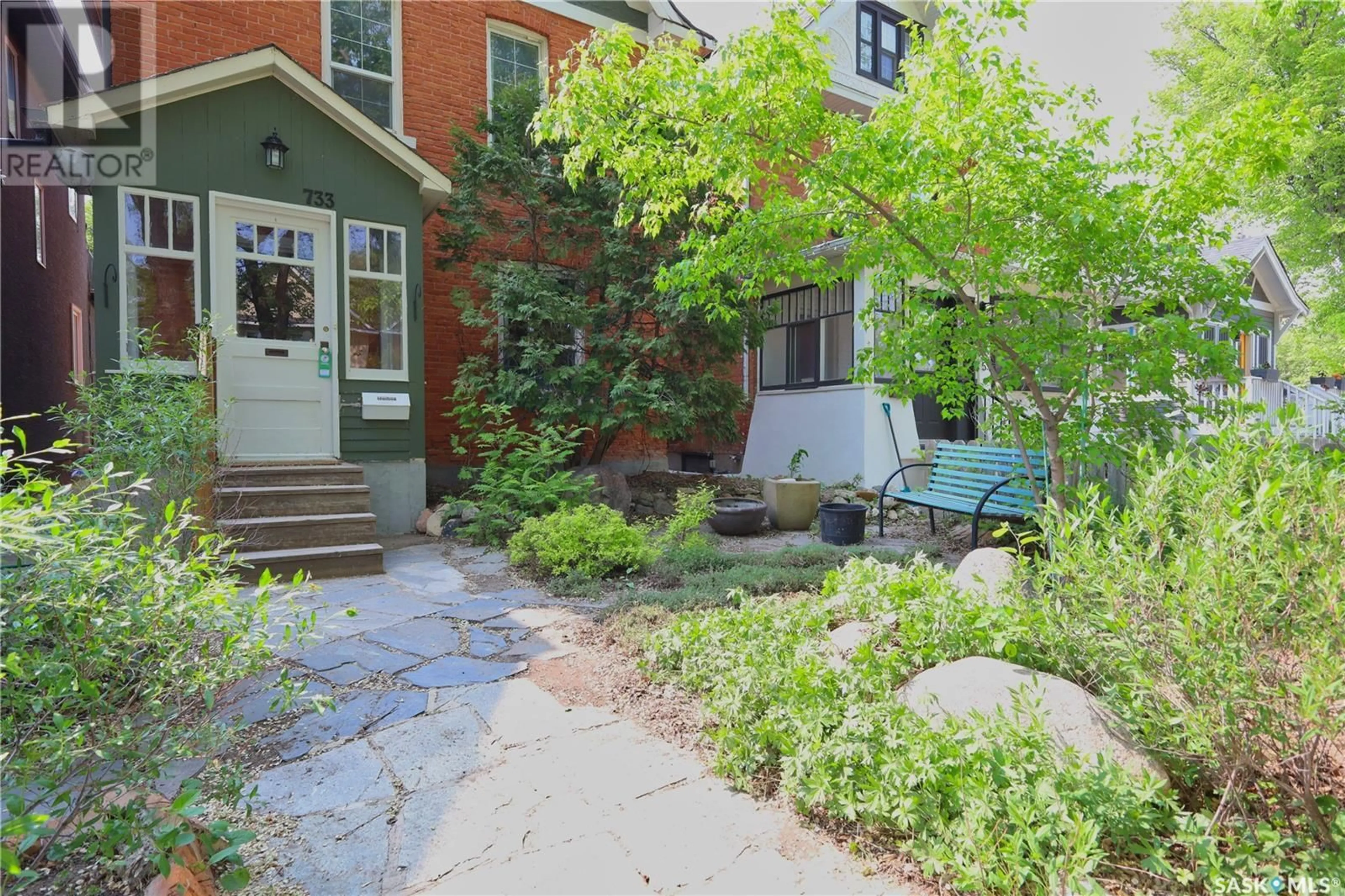 Patio, street for 733 6TH AVENUE, Saskatoon Saskatchewan S7K2S8