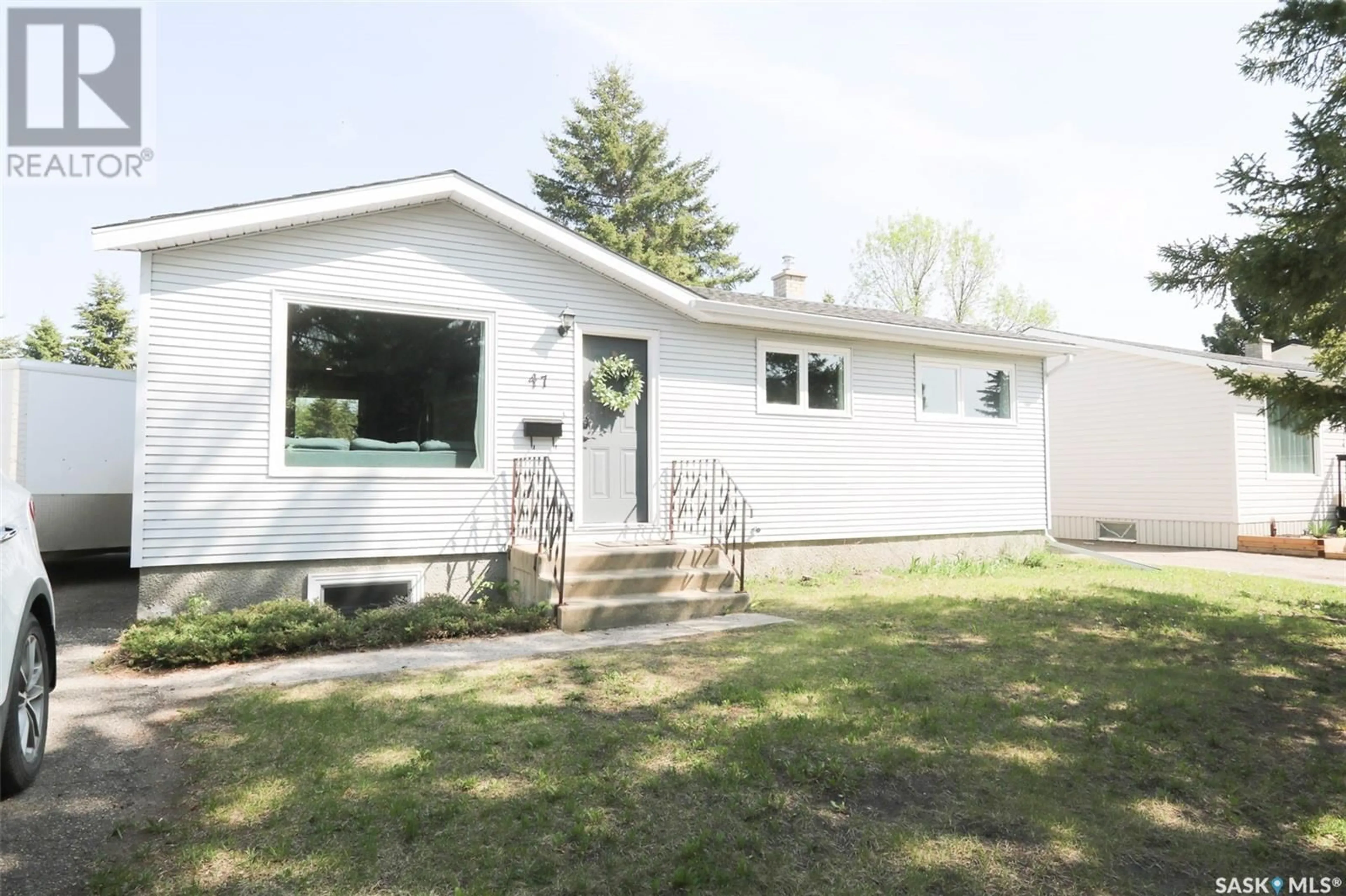 Home with vinyl exterior material, street for 47 CLAREWOOD CRESCENT, Yorkton Saskatchewan S3N2X8