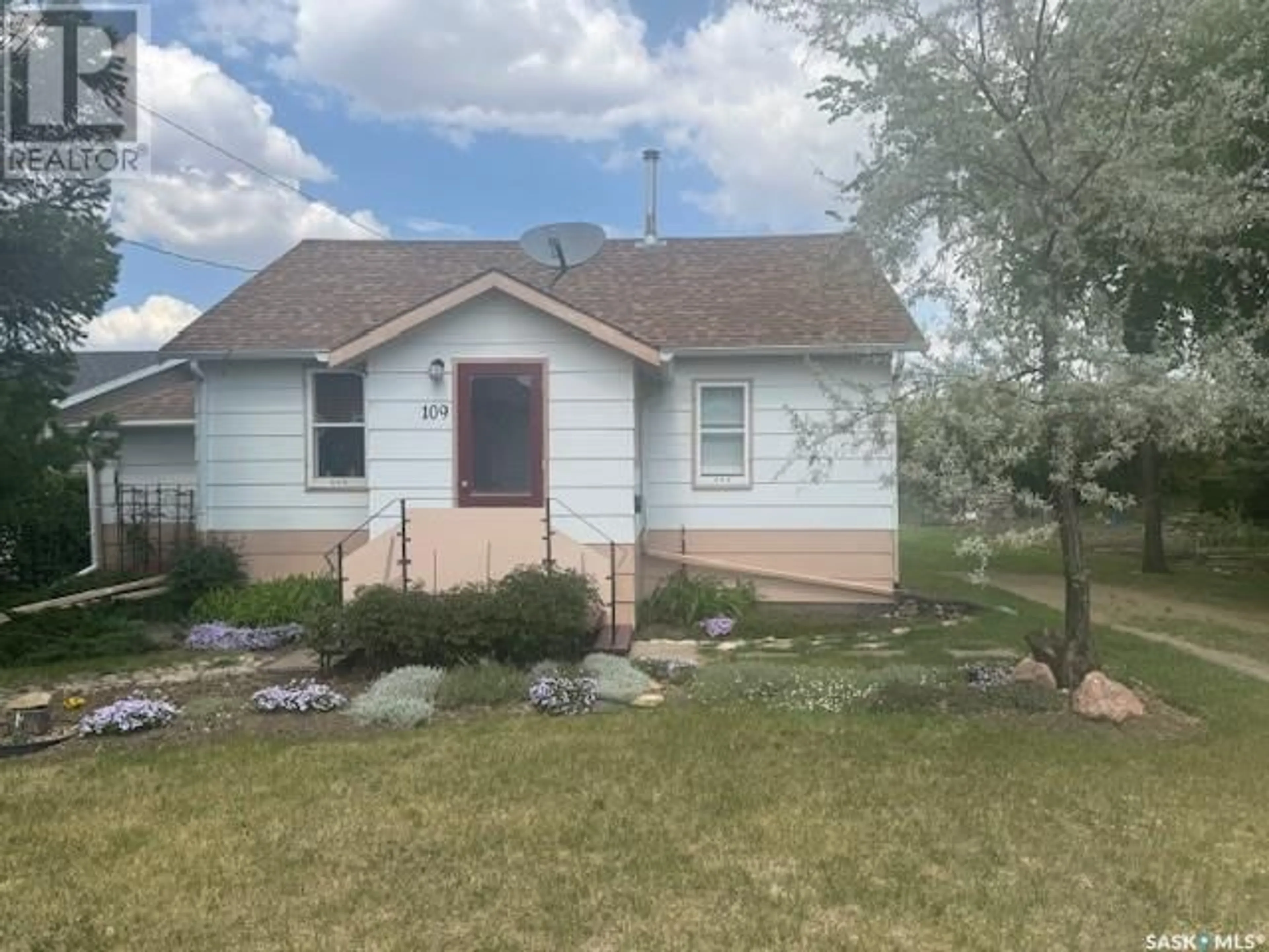 Home with vinyl exterior material, street for 109 3RD AVENUE, Maymont Saskatchewan S0M1T0