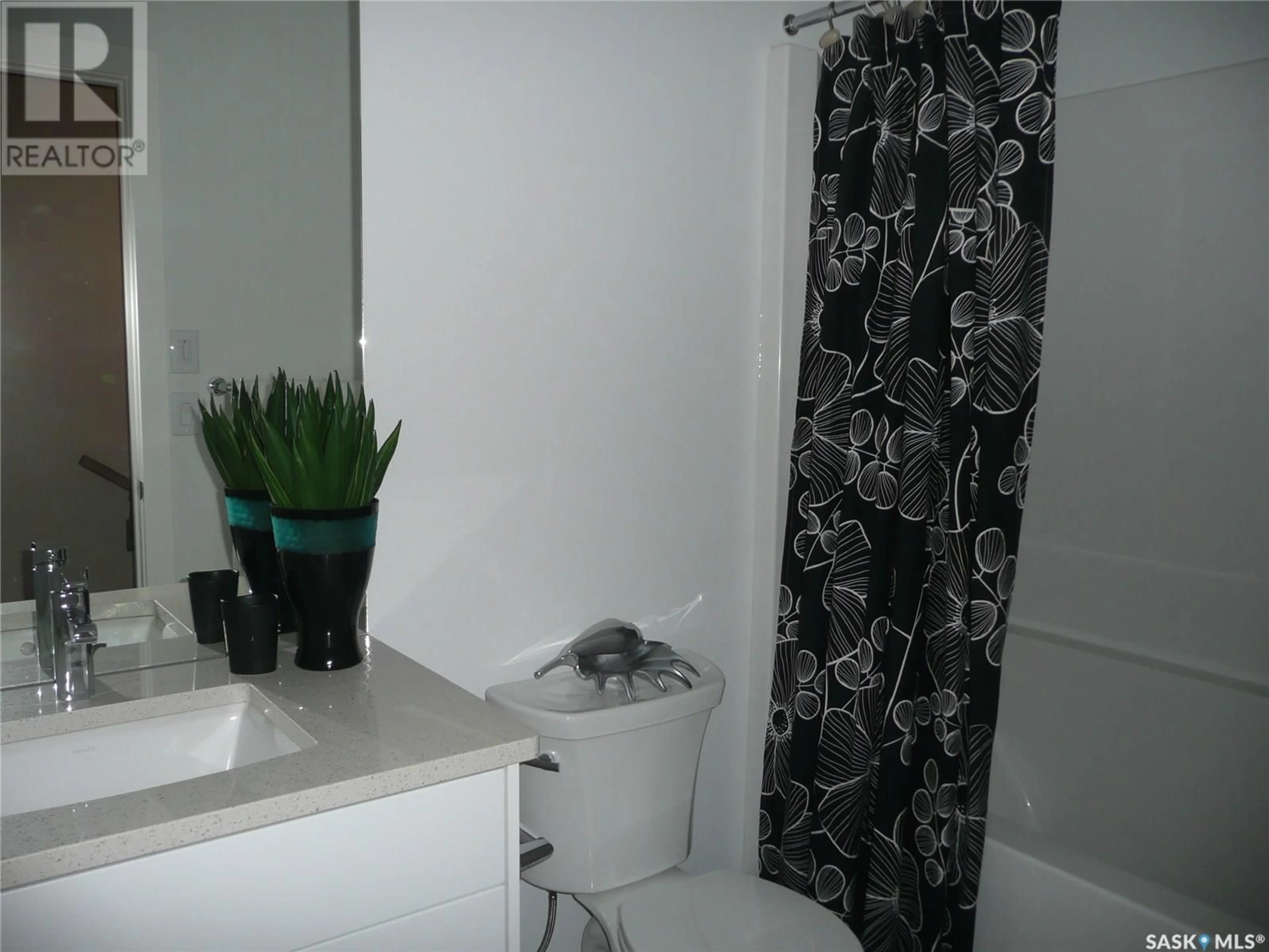 Standard bathroom, unknown for 446 DORAN CRESCENT, Saskatoon Saskatchewan S7V1W2