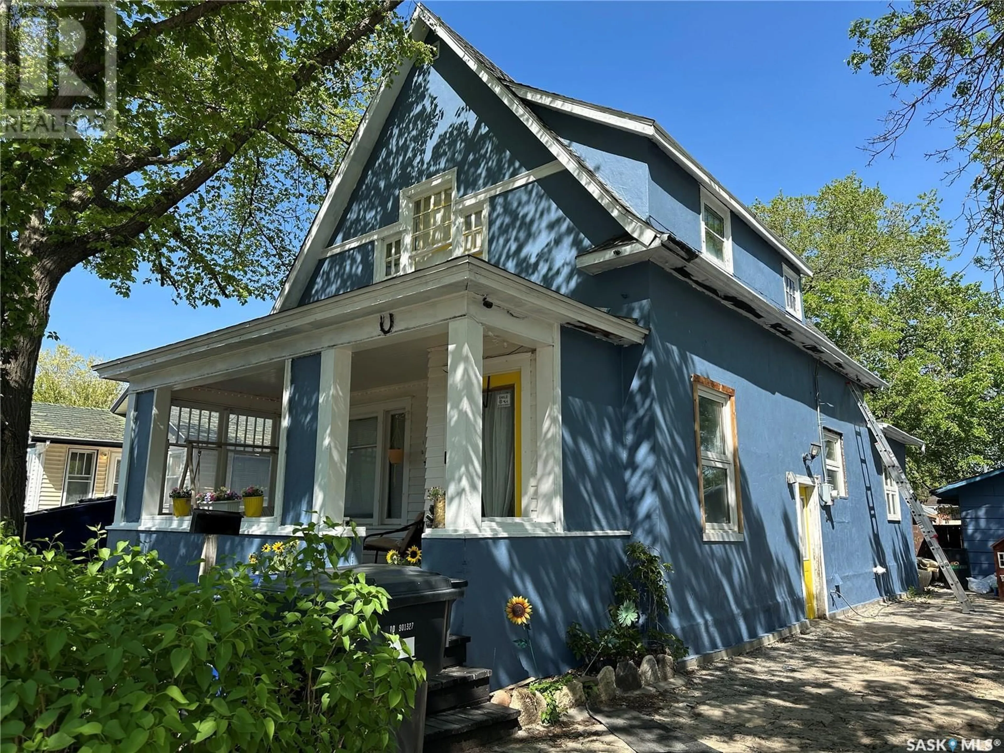 Home with vinyl exterior material, street for 118 9TH STREET, Weyburn Saskatchewan S4H1E7