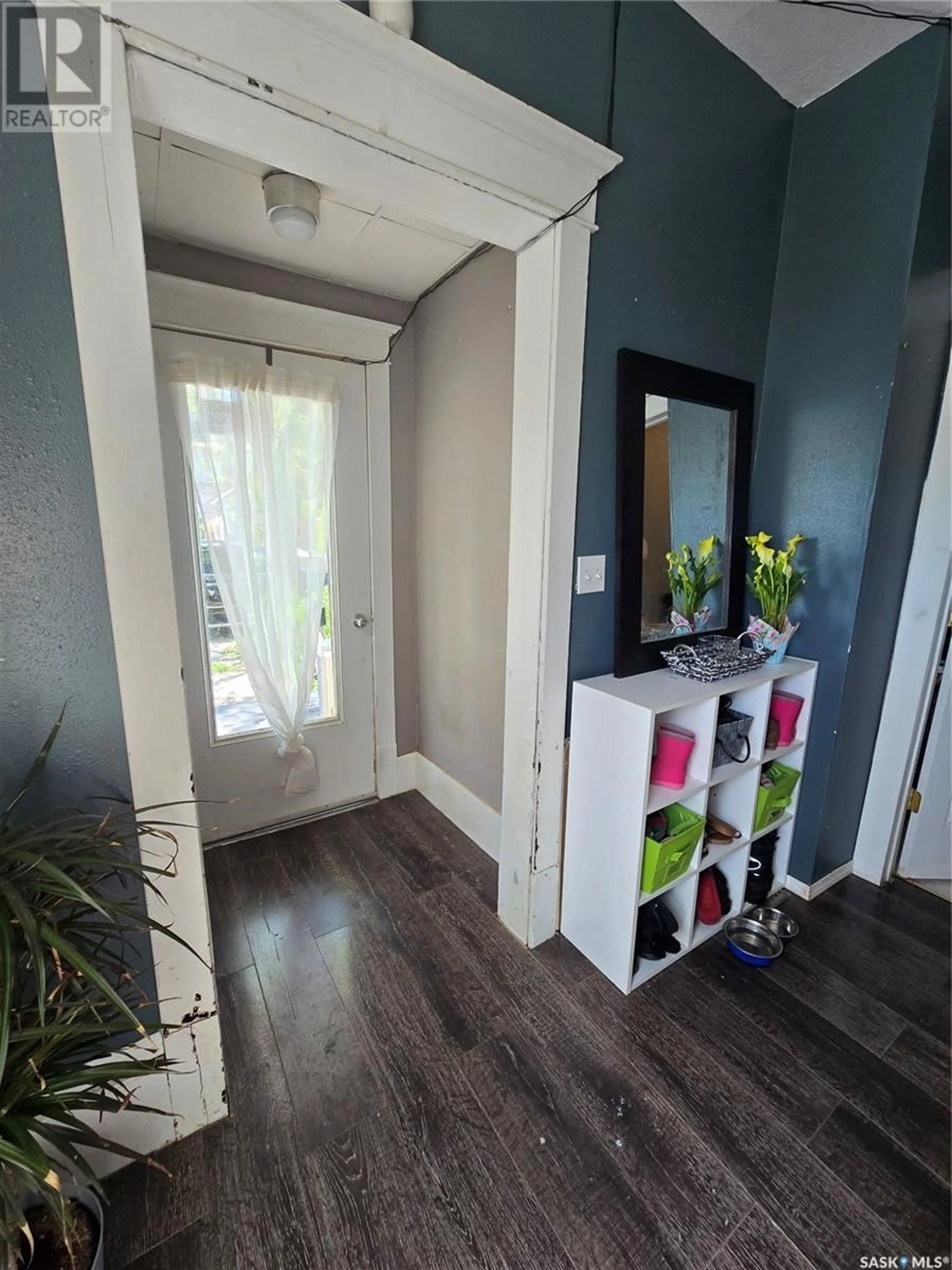 Indoor entryway for 118 9TH STREET, Weyburn Saskatchewan S4H1E7