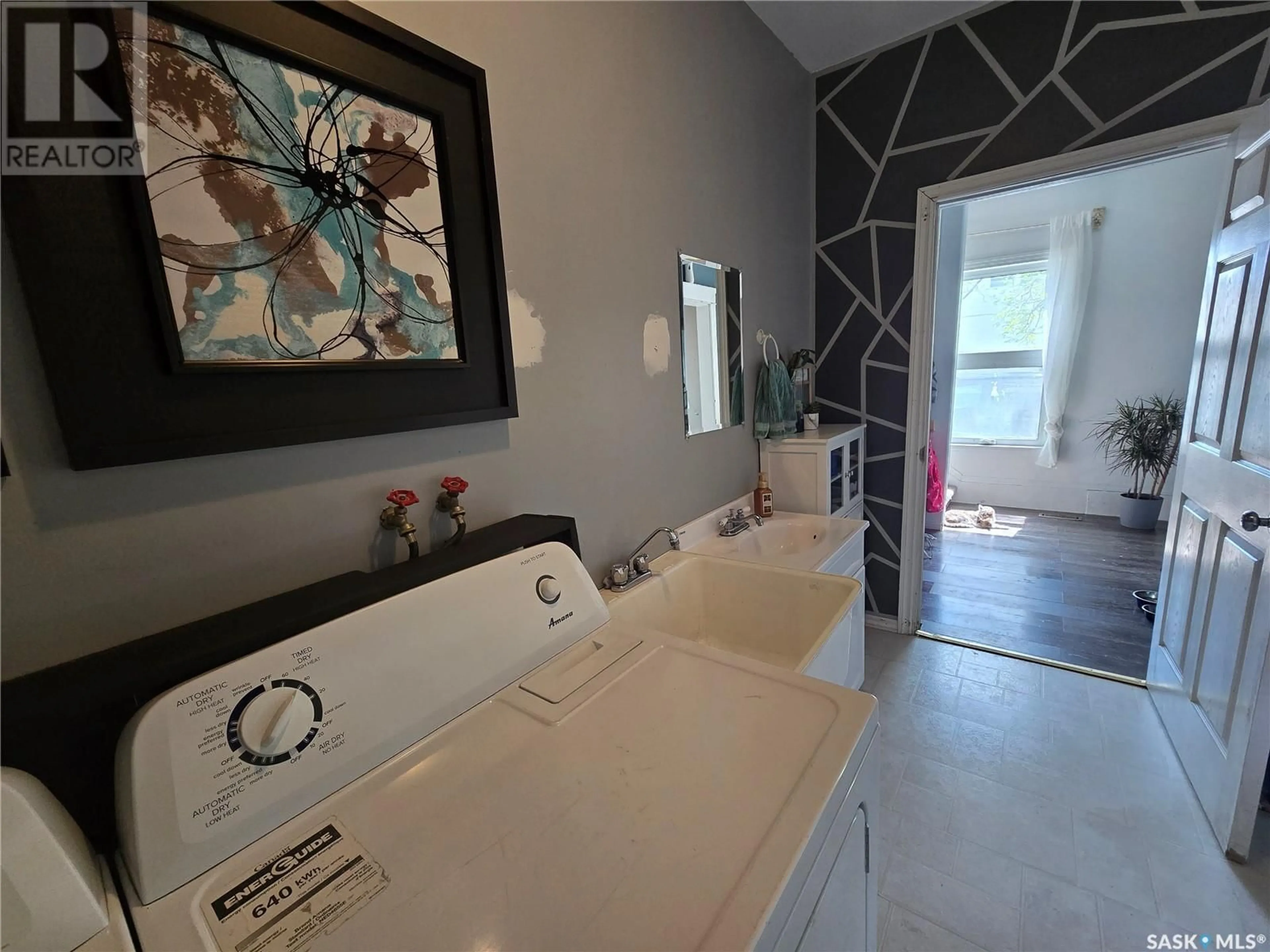 Contemporary bathroom, ceramic/tile floor for 118 9TH STREET, Weyburn Saskatchewan S4H1E7