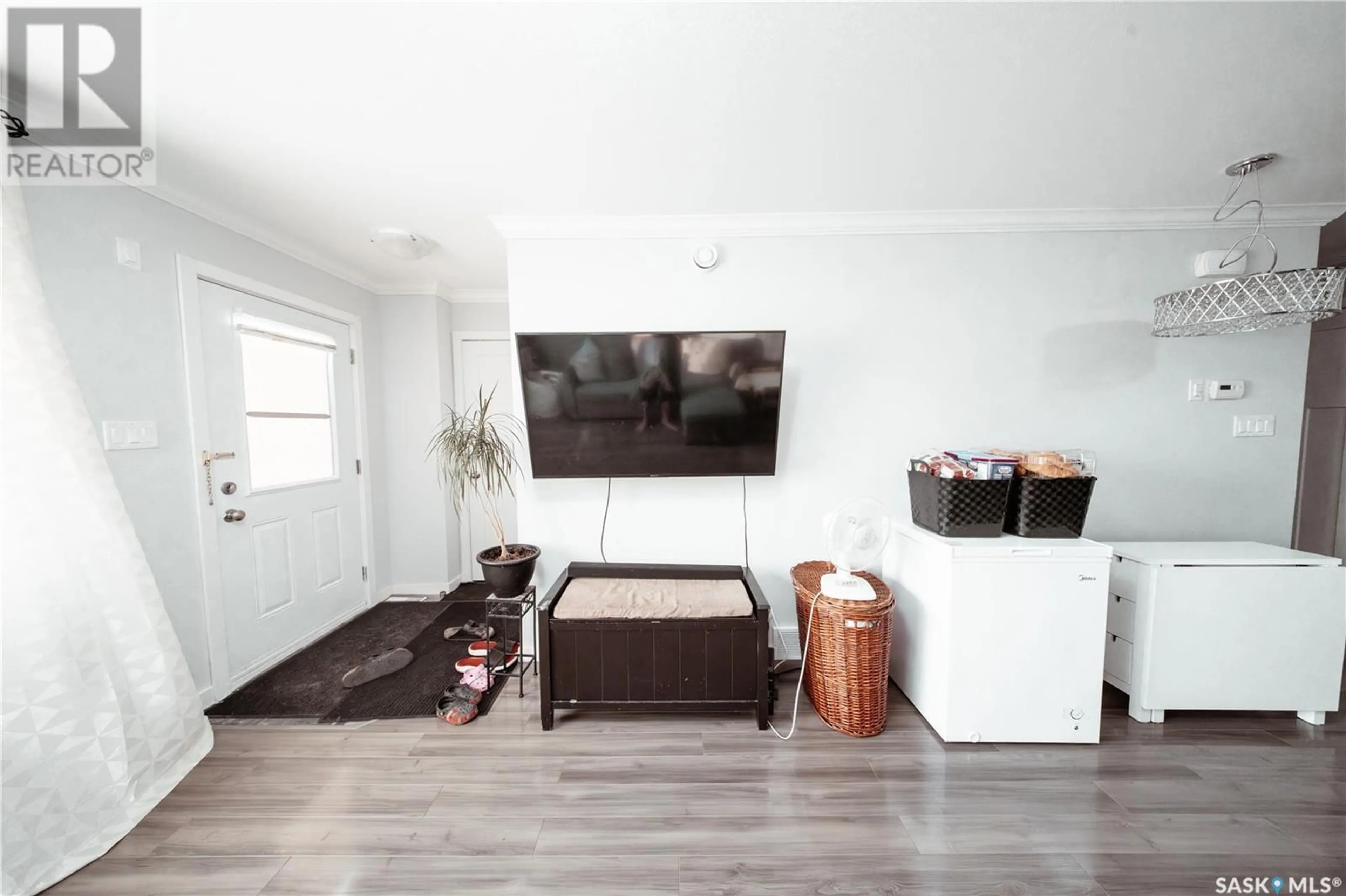 Living room with furniture, wood/laminate floor for 331 620 CORNISH ROAD, Saskatoon Saskatchewan S7T0Y3