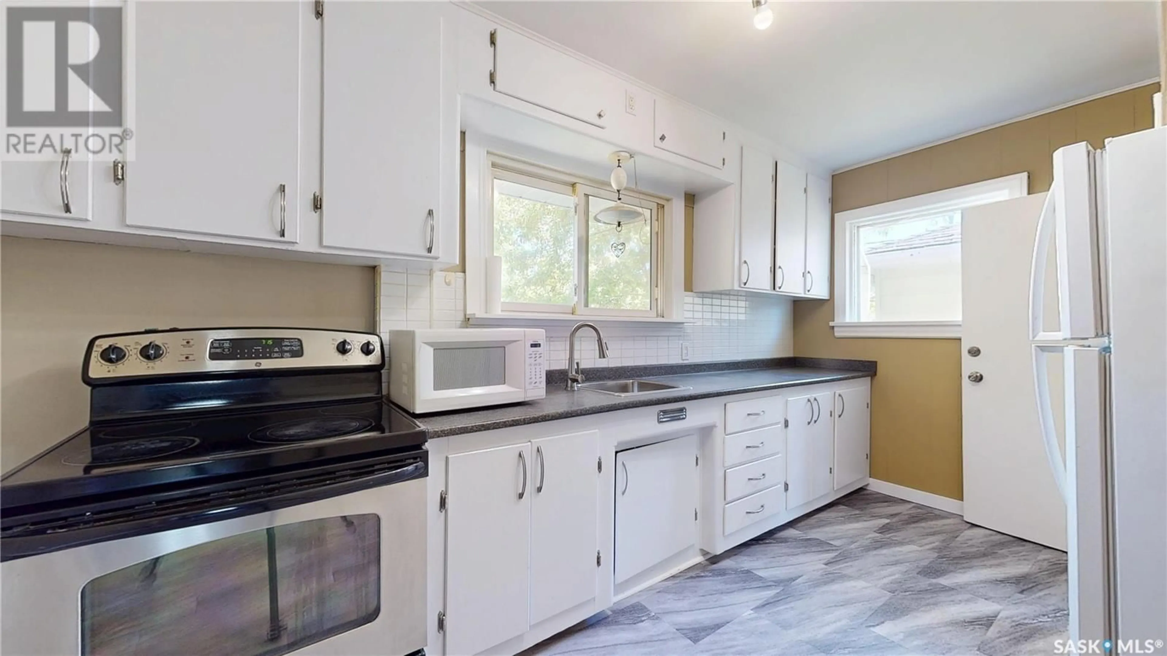 Standard kitchen, unknown for 5124 8TH AVENUE, Regina Saskatchewan S4T0W5