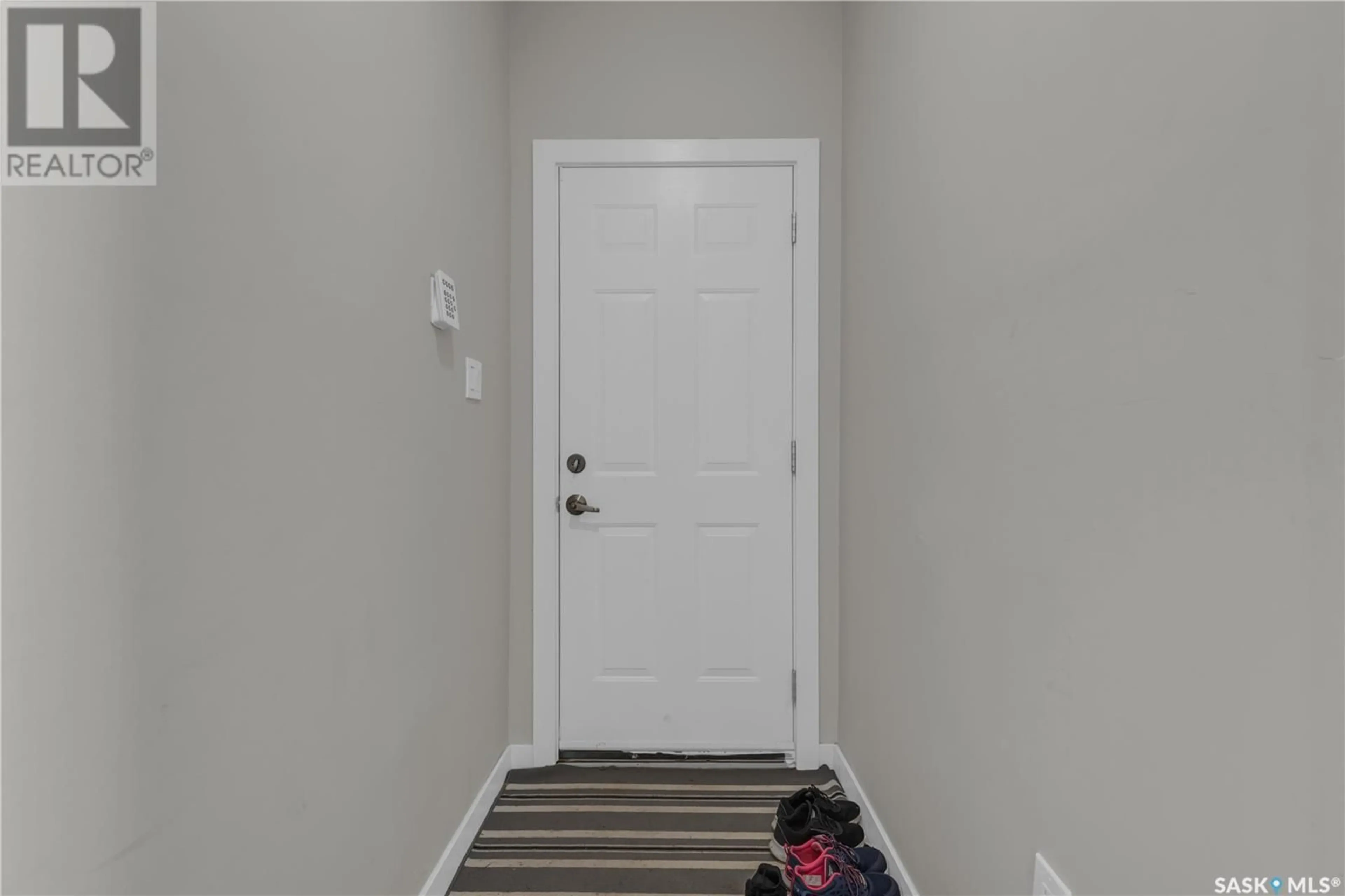 Indoor entryway for 210 E AVENUE N, Saskatoon Saskatchewan S7L1R7
