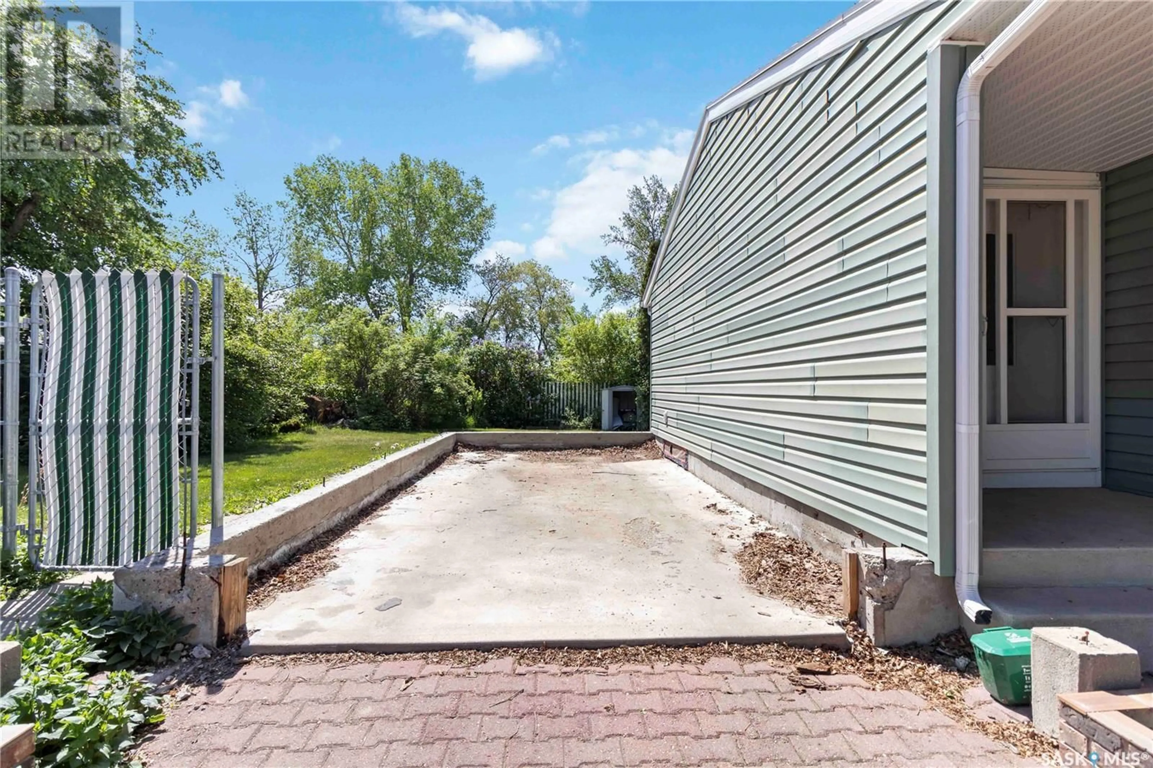 Patio, street for 2534 EASTVIEW, Saskatoon Saskatchewan S7J3G6