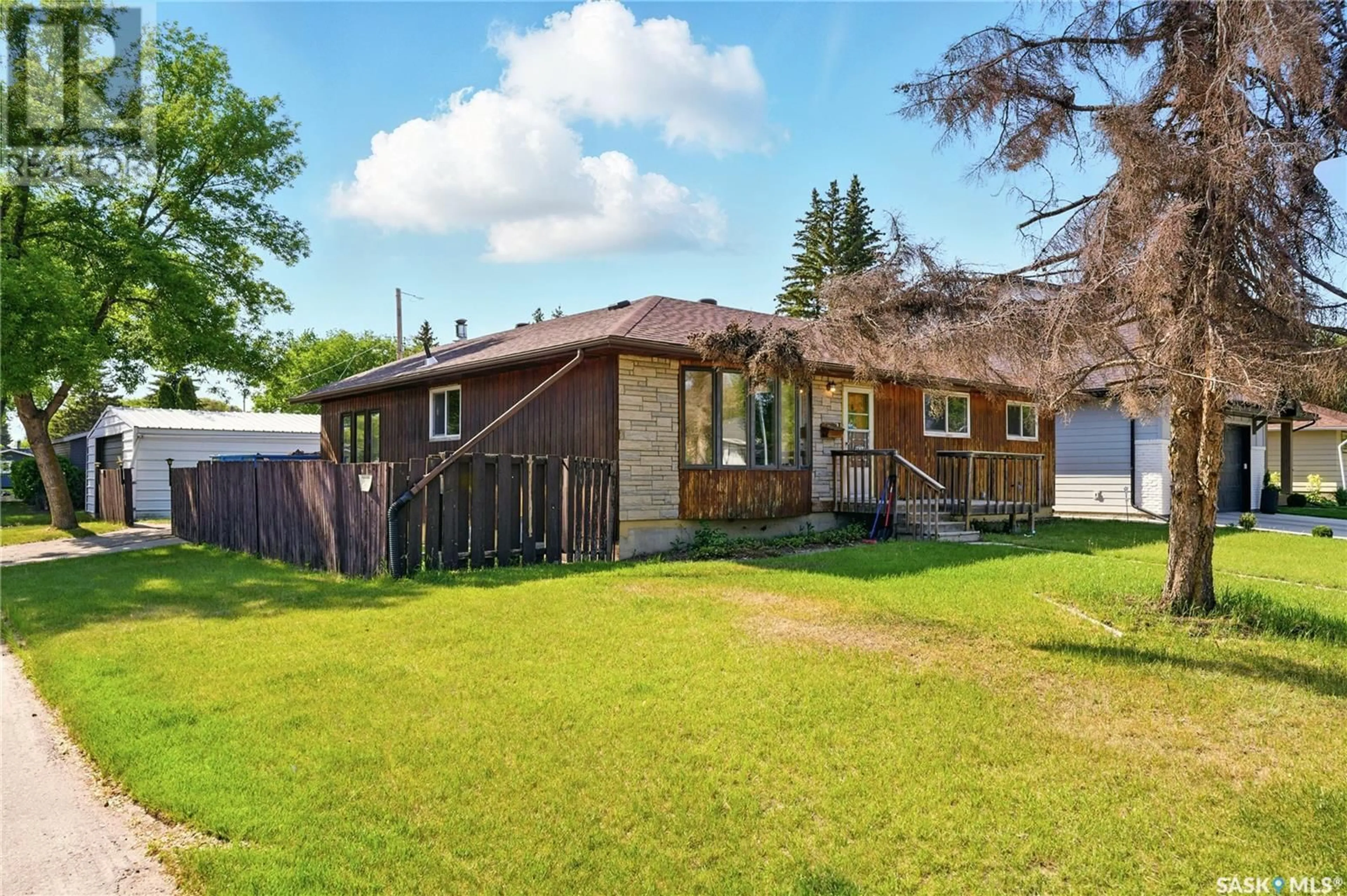 A pic from outside/outdoor area/front of a property/back of a property/a pic from drone, street for 2534 EWART AVENUE, Saskatoon Saskatchewan S7J1Y8