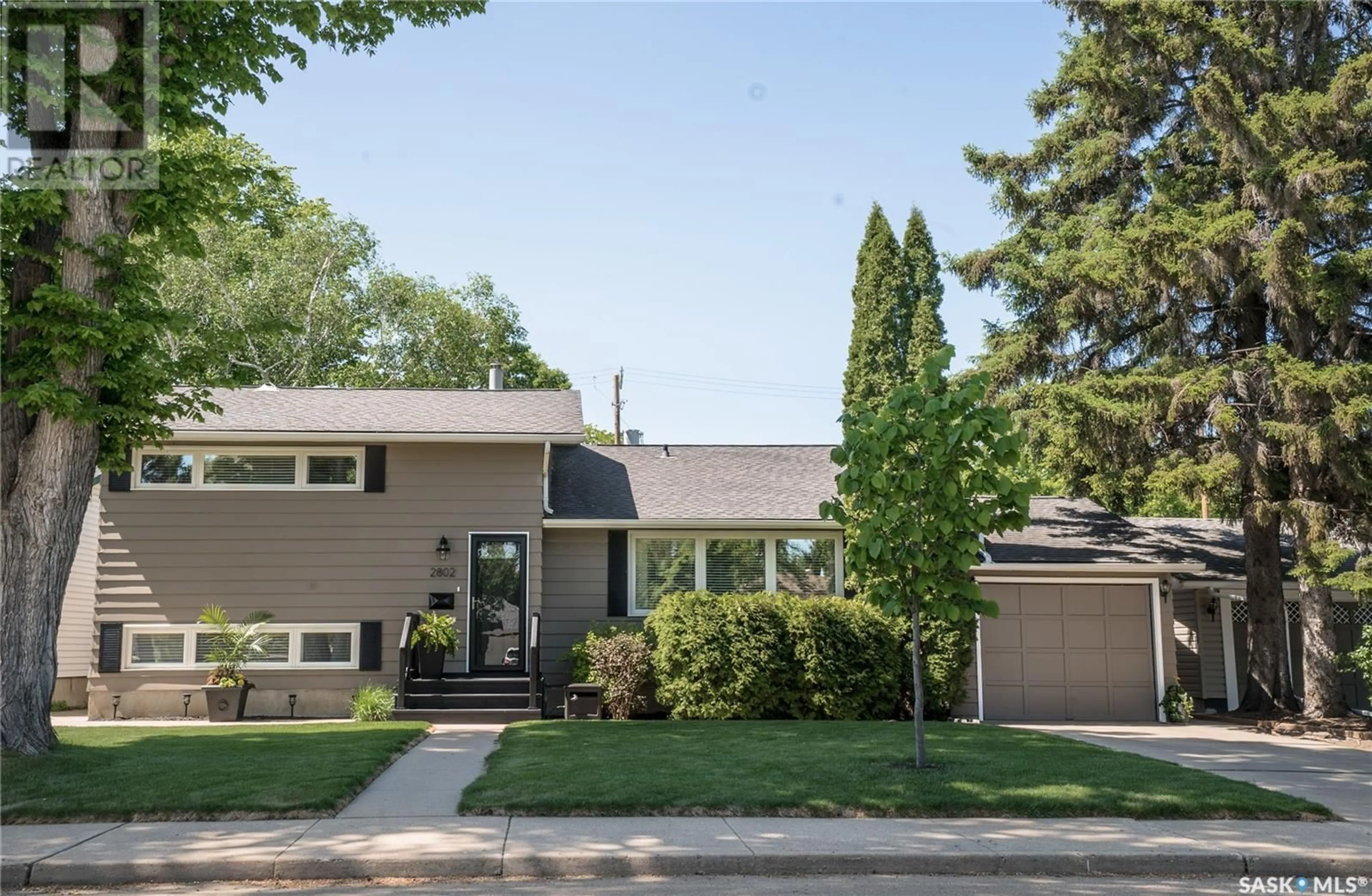 Home with vinyl exterior material, street for 2802 MACEACHERN AVENUE, Saskatoon Saskatchewan S7J1B5