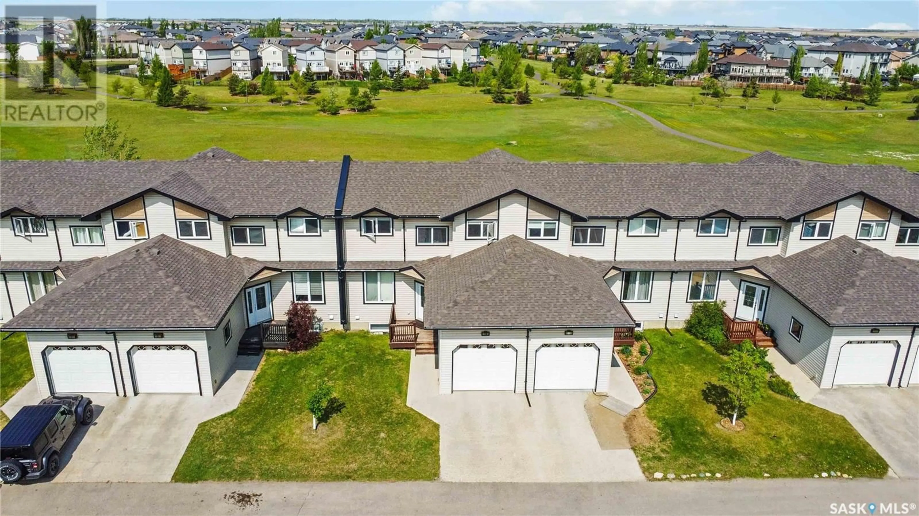 A pic from outside/outdoor area/front of a property/back of a property/a pic from drone, unknown for 118 - 10 HAMPTON CIRCLE, Saskatoon Saskatchewan S7R0C9