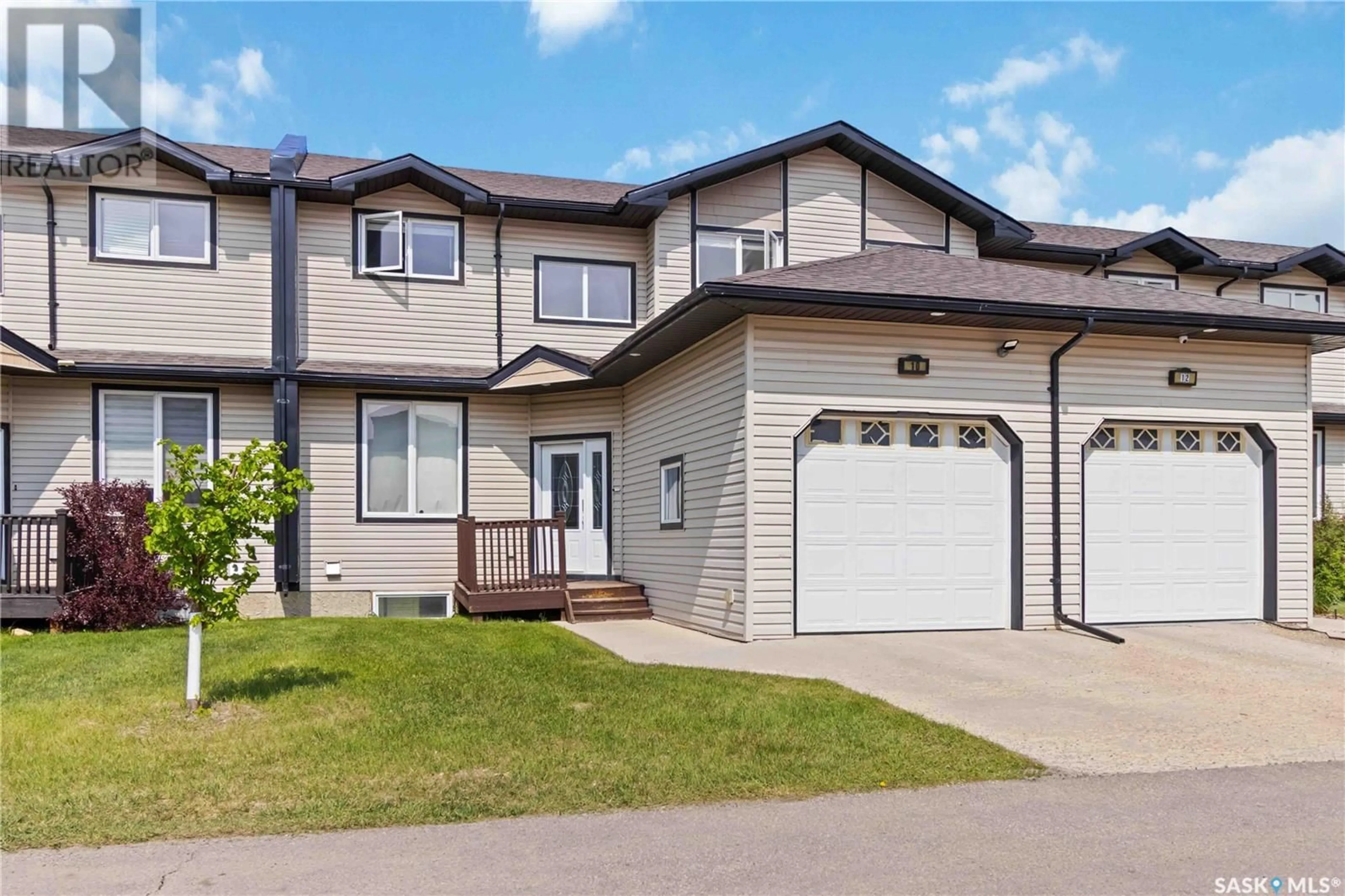 Home with vinyl exterior material, street for 118 - 10 HAMPTON CIRCLE, Saskatoon Saskatchewan S7R0C9