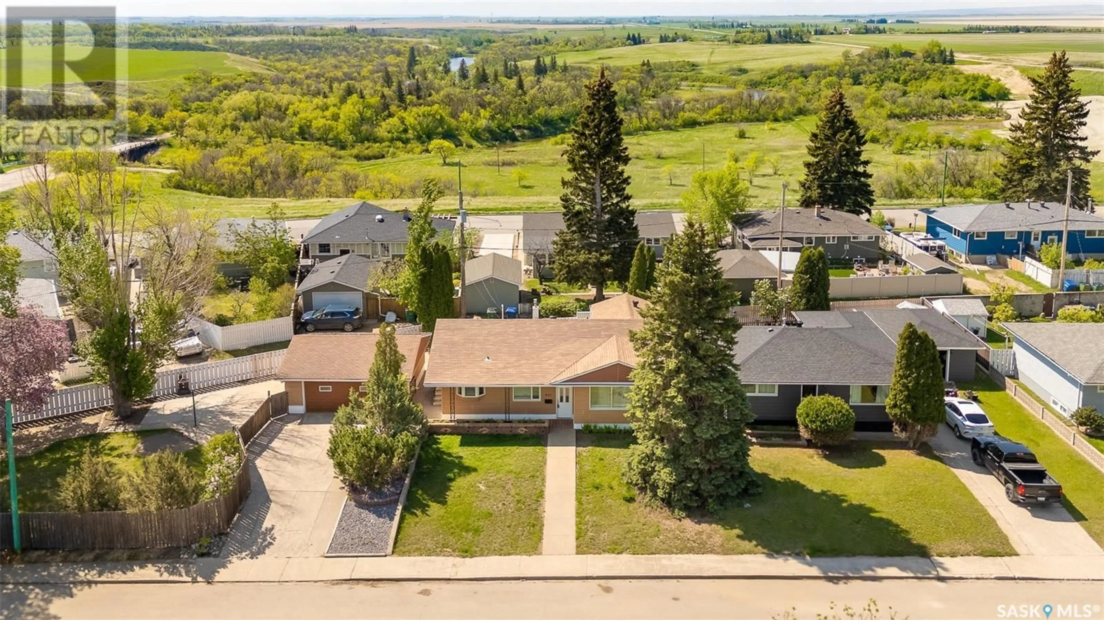 A pic from outside/outdoor area/front of a property/back of a property/a pic from drone, street for 801 KEITH STREET, Moose Jaw Saskatchewan S6H5R3