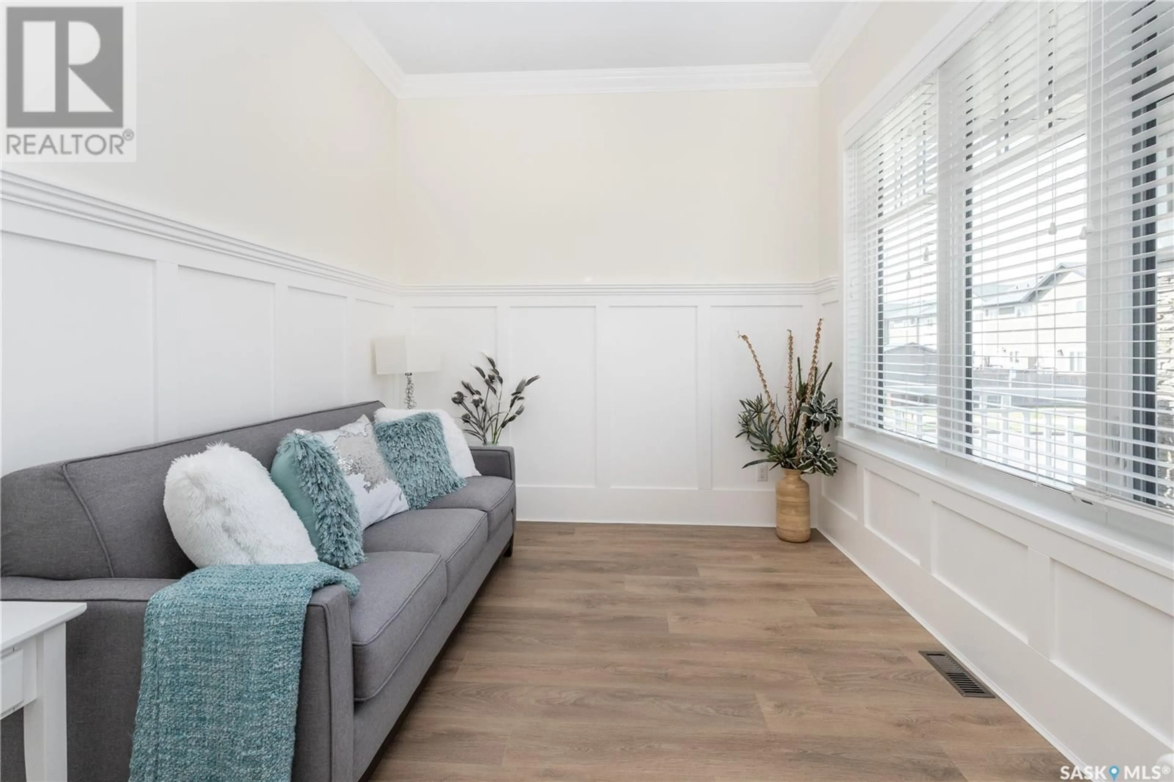 Living room with furniture, wood/laminate floor for 32 115 MEADOWS BOULEVARD, Saskatoon Saskatchewan S7V0E6